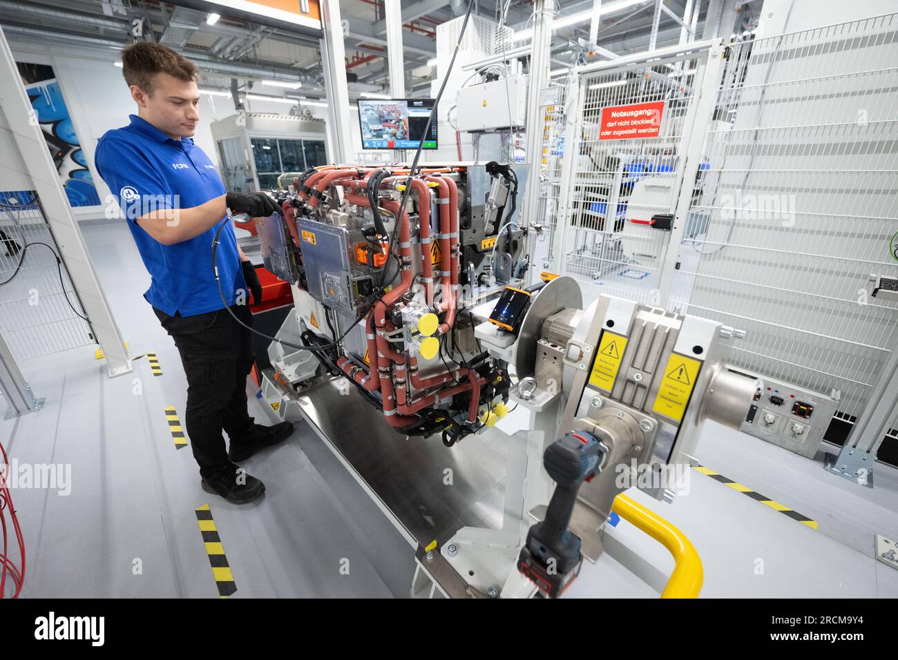 Stoccarda, Germania. 12 luglio 2023. Un dipendente della Robert Bosch GmbH esegue un test di isolamento su un sistema di azionamento a celle a combustibile per generare elettricità dall'idrogeno nei veicoli. Il cosiddetto modulo di alimentazione delle celle a combustibile (FCPM) viene utilizzato principalmente nei veicoli commerciali e nelle applicazioni a lunga distanza. L'FCPM è costituito da una o due pile di celle a combustibile e da altri componenti necessari per azionare le pile. Crediti: Marijan Murat/dpa/Alamy Live News Foto Stock