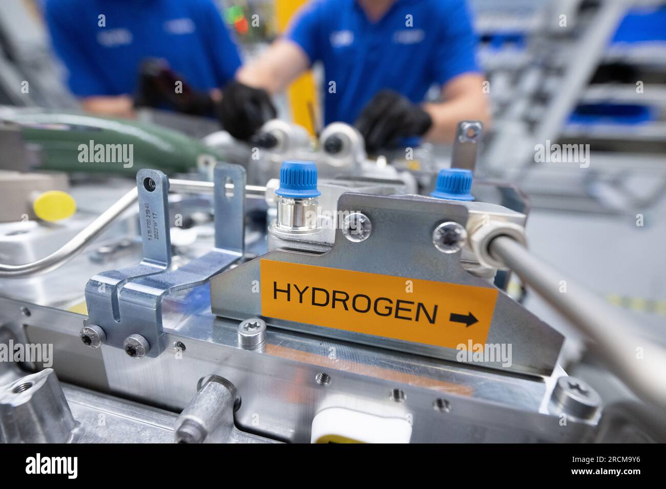 Stoccarda, Germania. 12 luglio 2023. I dipendenti della Robert Bosch GmbH assemblano sistemi di trasmissione delle celle a combustibile in produzione per la generazione di elettricità dall'idrogeno nei veicoli. Il cosiddetto modulo di alimentazione delle celle a combustibile (FCPM) viene utilizzato principalmente nei veicoli commerciali e nelle applicazioni a lunga distanza. L'FCPM è costituito da una o due pile di celle a combustibile e da altri componenti necessari per azionare le pile. Crediti: Marijan Murat/dpa/Alamy Live News Foto Stock