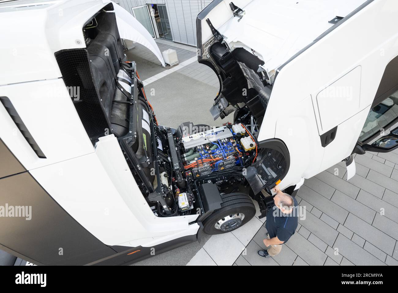 Stoccarda, Germania. 12 luglio 2023. Un sistema di trasmissione a celle a combustibile per la generazione di elettricità dall'idrogeno nei veicoli è installato in un autocarro alimentato a idrogeno. Il cosiddetto modulo di alimentazione delle celle a combustibile (FCPM) viene utilizzato principalmente nei veicoli commerciali e nelle applicazioni a lunga distanza. L'FCPM è costituito da una o due pile di celle a combustibile e da altri componenti necessari per azionare le pile. Crediti: Marijan Murat/dpa/Alamy Live News Foto Stock