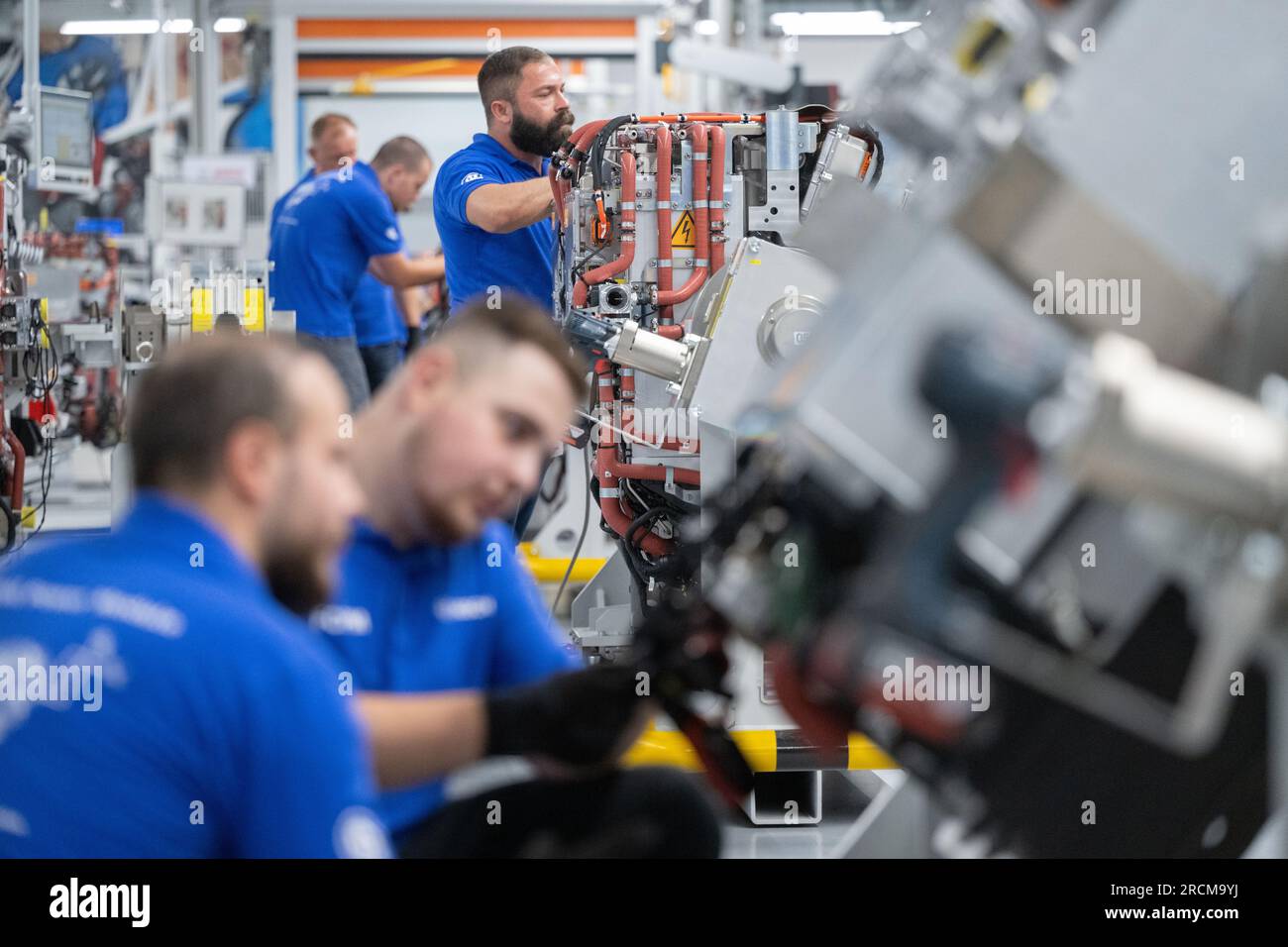 Stoccarda, Germania. 12 luglio 2023. I dipendenti della Robert Bosch GmbH assemblano sistemi di trasmissione delle celle a combustibile in produzione per la generazione di elettricità dall'idrogeno nei veicoli. Il cosiddetto modulo di alimentazione delle celle a combustibile (FCPM) viene utilizzato principalmente nei veicoli commerciali e nelle applicazioni a lunga distanza. L'FCPM è costituito da una o due pile di celle a combustibile e da altri componenti necessari per azionare le pile. Crediti: Marijan Murat/dpa/Alamy Live News Foto Stock