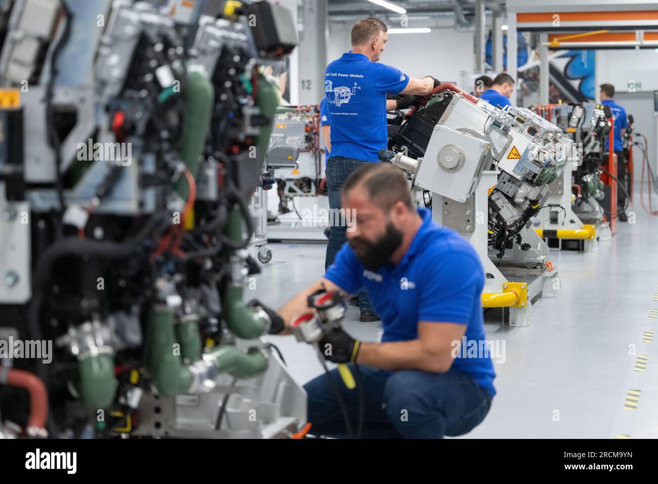 Stoccarda, Germania. 12 luglio 2023. I dipendenti della Robert Bosch GmbH assemblano sistemi di trasmissione delle celle a combustibile in produzione per la generazione di elettricità dall'idrogeno nei veicoli. Il cosiddetto modulo di alimentazione delle celle a combustibile (FCPM) viene utilizzato principalmente nei veicoli commerciali e nelle applicazioni a lunga distanza. L'FCPM è costituito da una o due pile di celle a combustibile e da altri componenti necessari per azionare le pile. Crediti: Marijan Murat/dpa/Alamy Live News Foto Stock