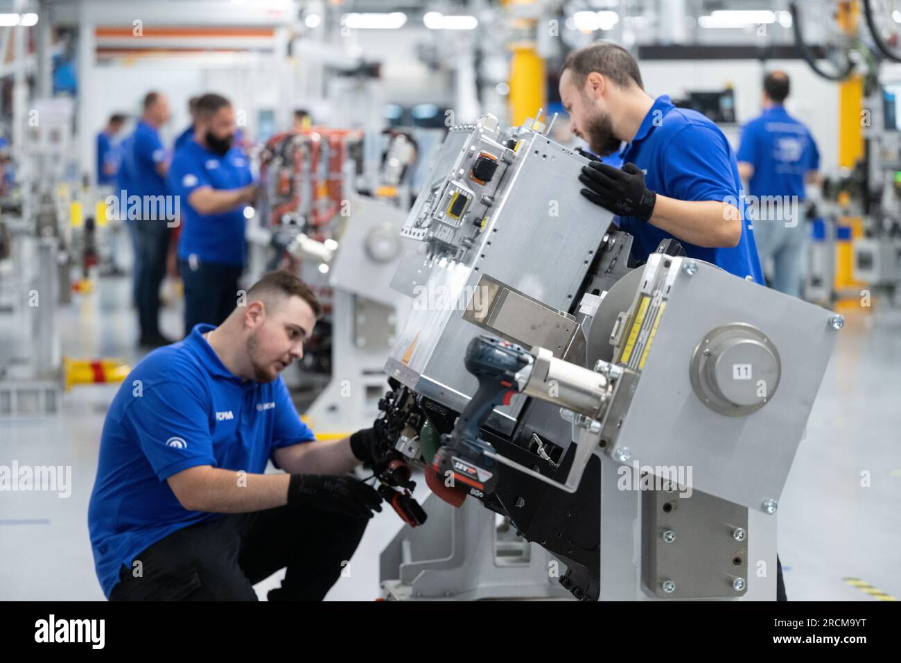 Stoccarda, Germania. 12 luglio 2023. I dipendenti della Robert Bosch GmbH assemblano sistemi di trasmissione delle celle a combustibile in produzione per la generazione di elettricità dall'idrogeno nei veicoli. Il cosiddetto modulo di alimentazione delle celle a combustibile (FCPM) viene utilizzato principalmente nei veicoli commerciali e nelle applicazioni a lunga distanza. L'FCPM è costituito da una o due pile di celle a combustibile e da altri componenti necessari per azionare le pile. Crediti: Marijan Murat/dpa/Alamy Live News Foto Stock