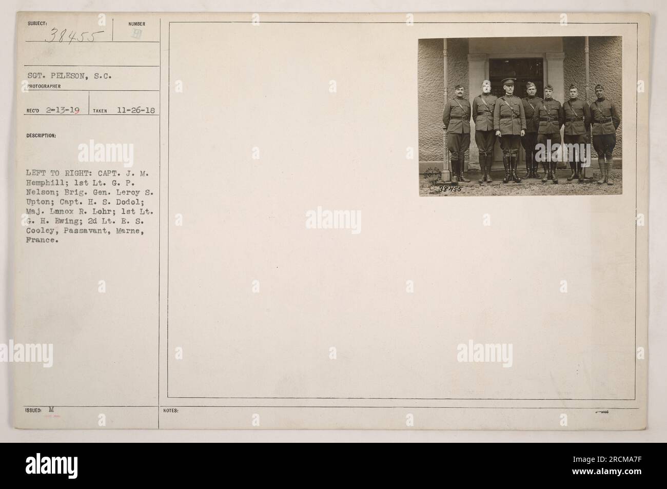 Una foto di gruppo di ufficiali militari americani scattata a Passavant, Marne, in Francia, il 26 novembre 1918. Da sinistra a destra: Capitano J. M. Hemphill; primo tenente G. P. Nelson; generale di brigata Upton; capitano E. S. Dodol; maggiore Lanox R. Lohr; primo tenente G. H. Ewing; secondo tenente B. S. Cooley. Foto Stock