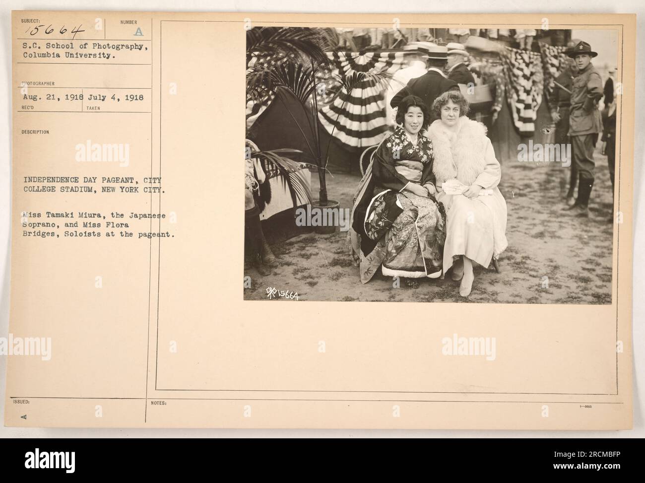 Miss Tamaki Miura e Miss Flors Bridges, entrambe soliste, si esibiscono al concorso Independence Day tenutosi al City College Stadium di New York il 4 luglio 1918. La fotografia fa parte della collezione della S.C. Scuola di Fotografia alla Columbia University. Foto Stock