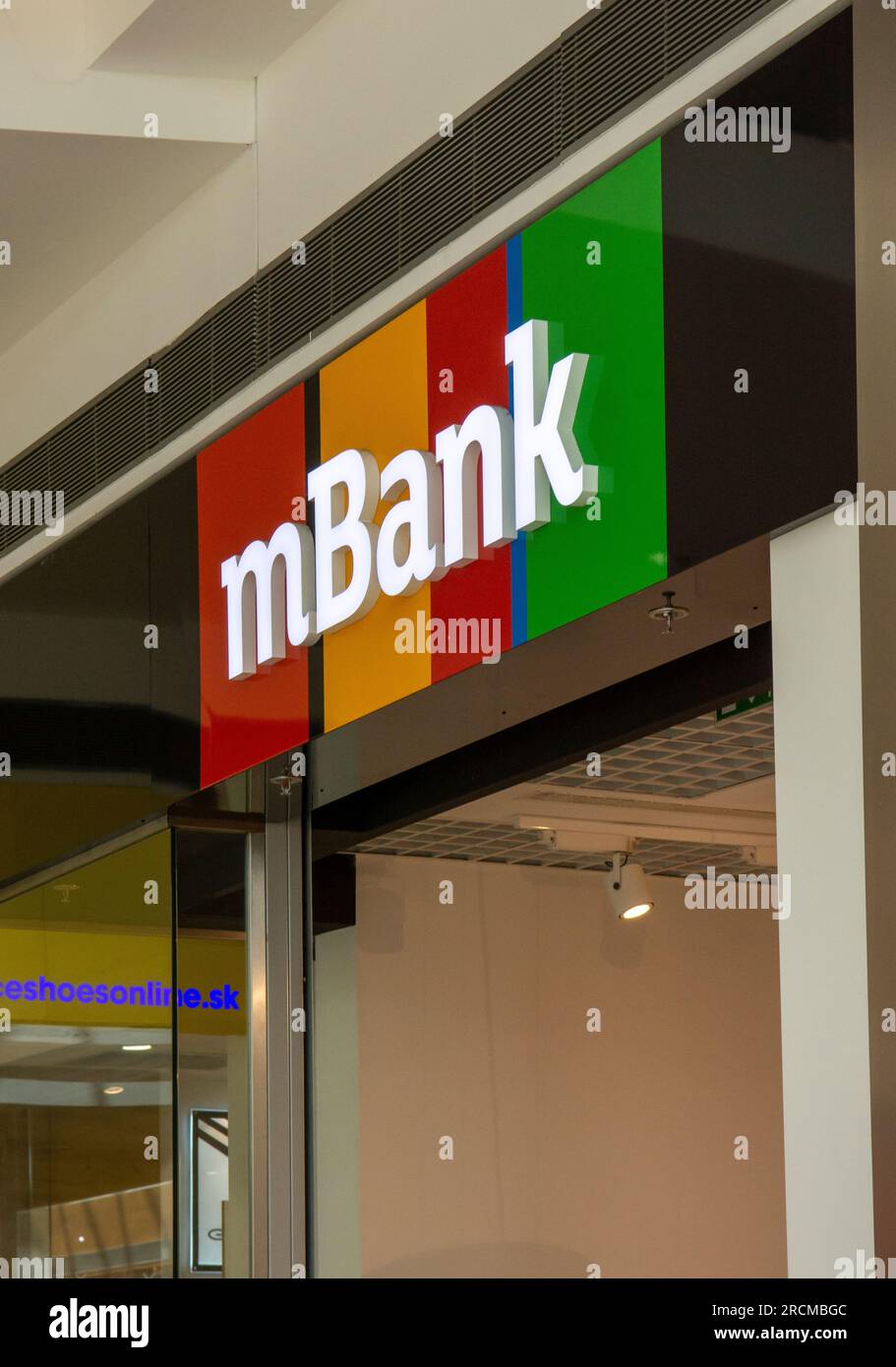 Bratislava, Slovacchia - 15 luglio 2023: Filiale mBank nel centro commerciale Eurovea di Bratislava. MBank è una banca polacca con sede in Internet. Foto Stock