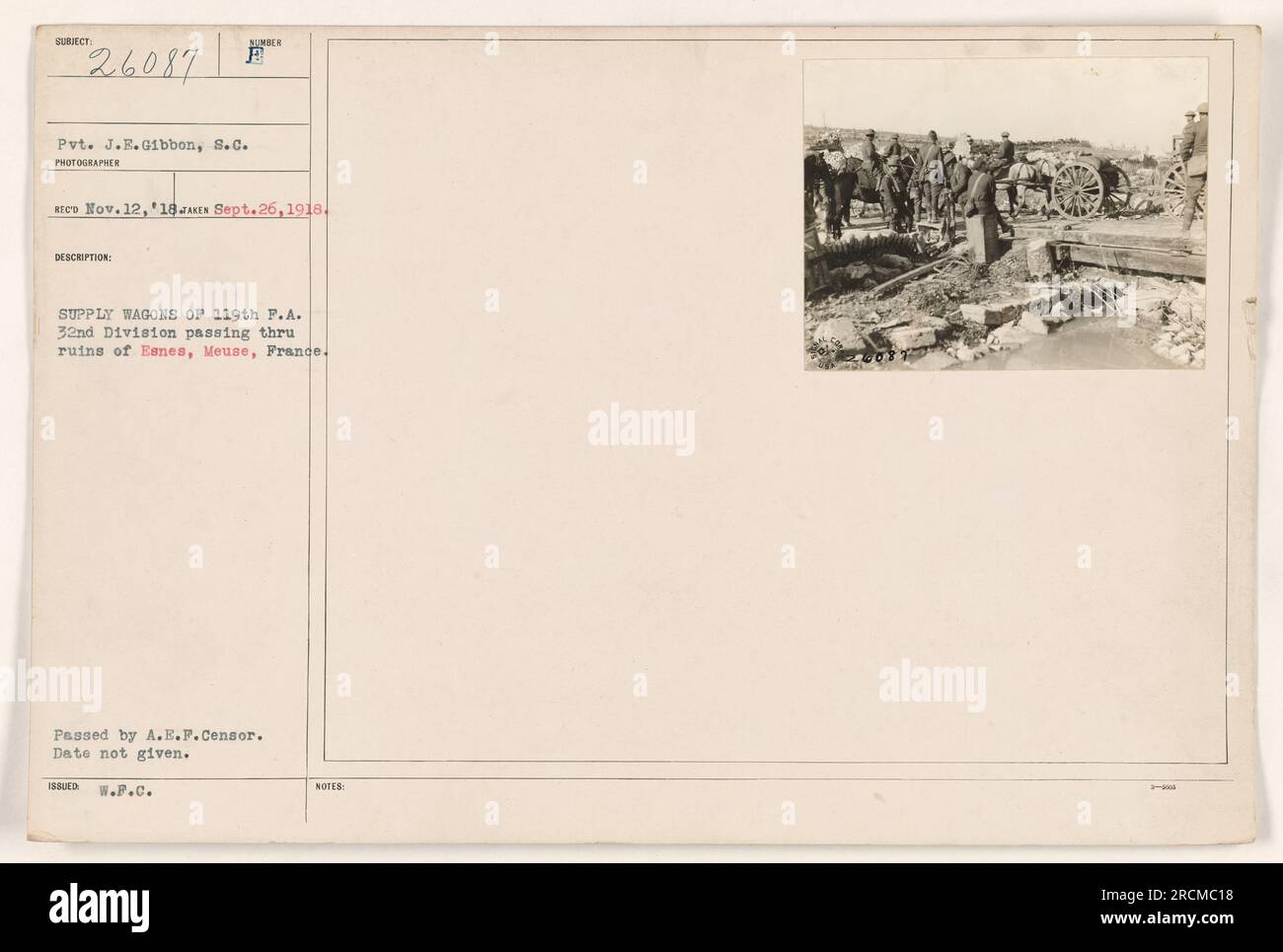 I carri di rifornimento della 119th Field Artillery, 32nd Division, sono visti passare attraverso le rovine di Esnes, Meuse, Francia durante la prima guerra mondiale. La foto è stata scattata il 26 settembre 1918 da Pvt. J.E. Gibbon e ricevuto dal fotografo il 12 novembre 1918. È numerato come 111-SC-26087 ed è stato superato dalla A.E.F. Censor. Foto Stock