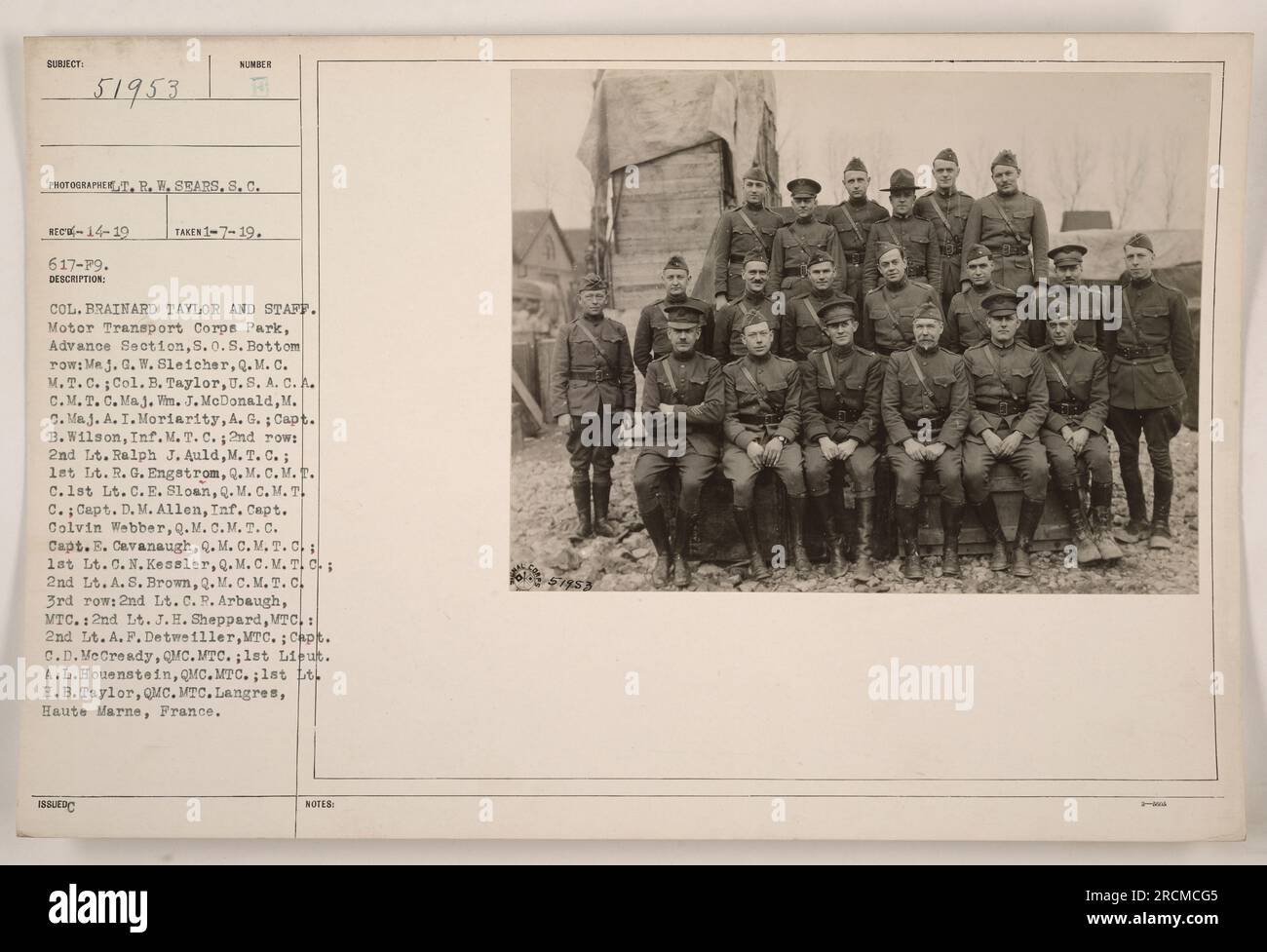 Didascalia: Col. Brainard Taylor e il suo staff al Motor Transport Corps Park di Langres, Haute Marne, Francia. La foto mostra vari membri dello staff, tra cui il maggiore G.W. Sleicher, col. B. Taylor, maggiore WM. J. McDonald, maggiore A.I. Moriarity, Capt. B. Wilson, 2° Tenente Ralph J. Auld, 1° Tenente R.G. Engstrom, i tenente C.E. Sloan, capitano D.M. Allen, Capt. Colvin Webber, Capt. E. Cavanaugh, 1st Tenente C. N. Kessler, 2nd Tent.A.S. Brown, 2° tenente C. R. Arbaugh, 2° 1A. J.H. Sheppard, 2° tenente A.F. Detweiller, Capitano C.D. McCready, 1° Lieut. A.L.Houenstein, e 1st LT H.B. te. C.MTC. Data presa - 1-7-19. Foto Stock