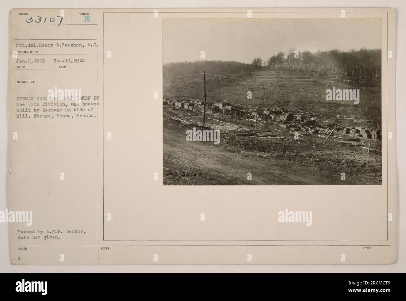 Immagine che mostra le conseguenze della discarica tedesca dell'ingegnere scattata dalla 79th Division. La foto raffigura le case costruite dai tedeschi sul fianco di una collina a Etraye, Mosa, Francia. La data della foto è sconosciuta, ma è stata approvata dalla censura A.E.F. (33/472) Foto Stock