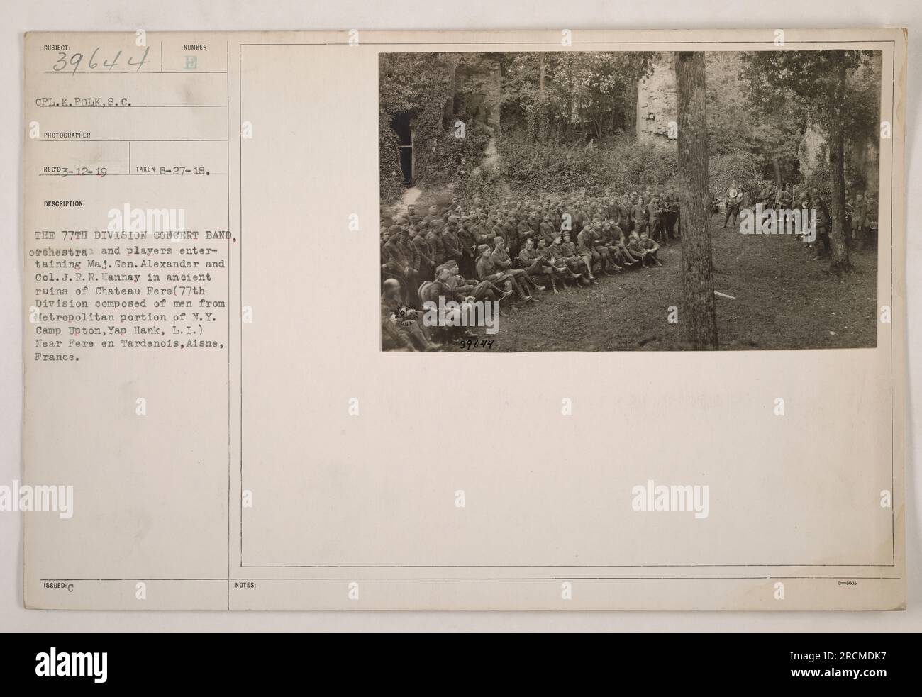 CPL. K. Polk, un fotografo del Signal Corps, ha scattato la foto 39644 il 27 agosto 1918. L'immagine mostra la banda da concerto e l'orchestra della 77th Division intrattenendo il maggior generale Alexander e il colonnello J.R.R. Hannay nelle antiche rovine del castello di Fere. La 77th Division era composta da uomini provenienti dalla parte metropolitana di New York, in particolare da Camp Upton a Yaphank, Long Island. La foto è stata scattata a Fere-en-Tardenois, Aisne, Francia. Queste informazioni sono elencate nelle note del fotografo, numerate 39844. Foto Stock