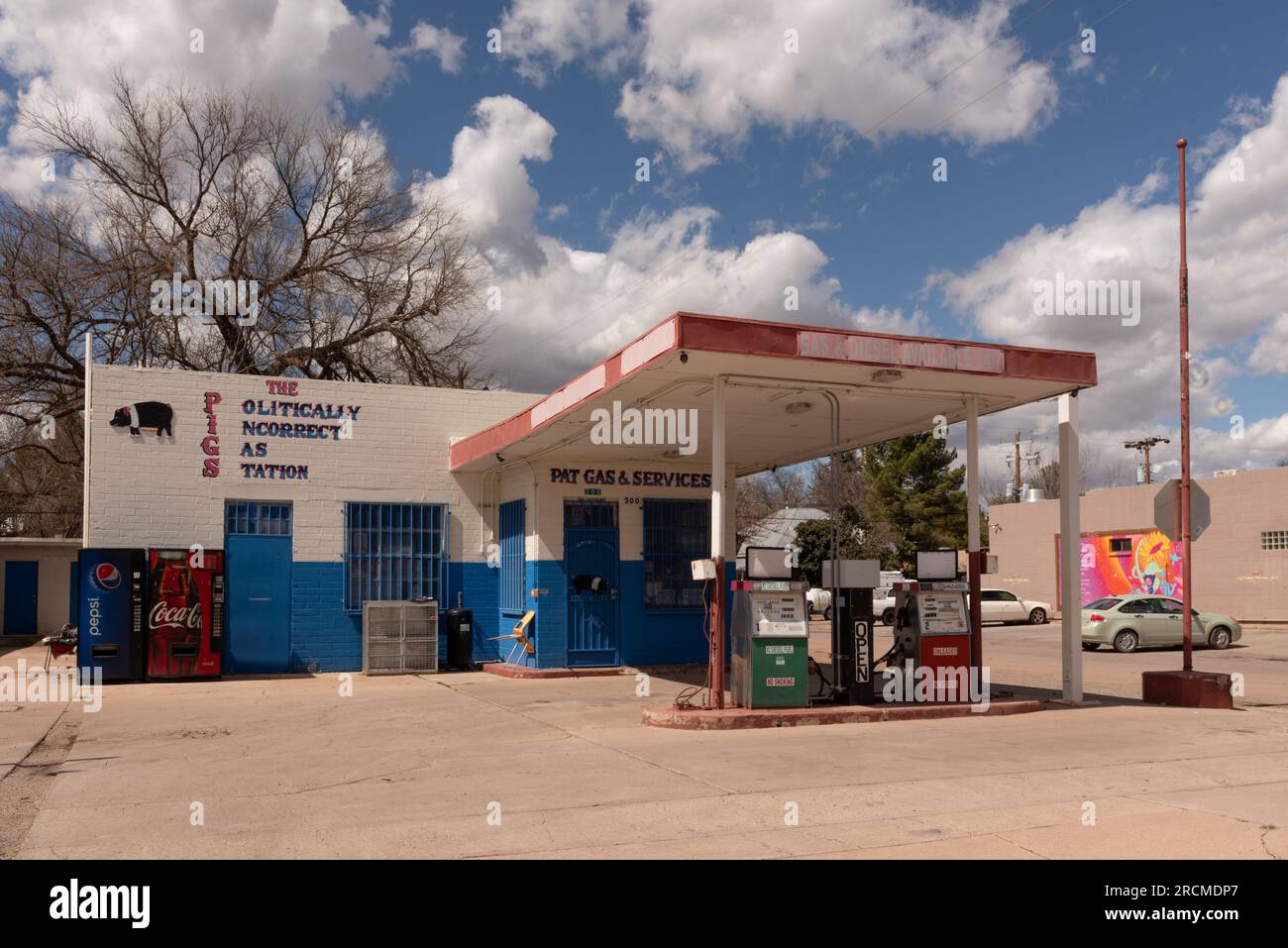 Colorato blu e bianco Pat gas and Services con il logo di un maiale che indossa volant e le parole Politically incorrect gas Station, Patagonia, Arizona, USA. Foto Stock