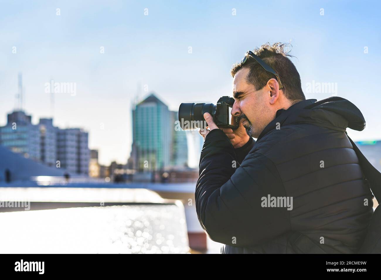 Fotografo viaggiatore che scatta foto a Puerto Madero, Buenos Aires. Copia spazio. Foto Stock