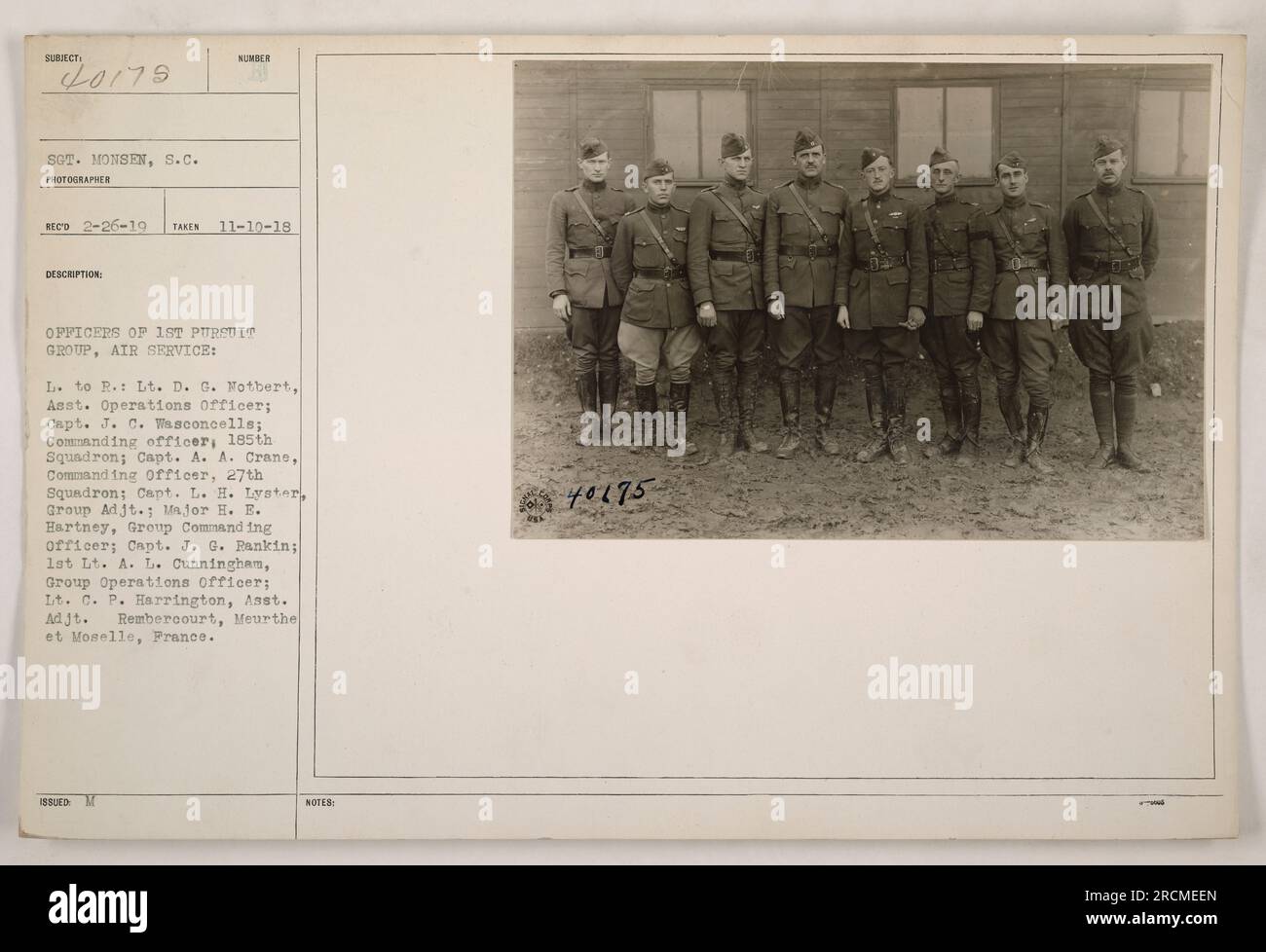 Una fotografia della prima guerra mondiale che mostra gli ufficiali del 1st Pursuit Group, Air Service. Da sinistra a destra: Tenente D. G. Hotbert, Asst. Operations Officer; Capt. J. C. Wasconcells, Commanding Officer del 185th Squadron; Capt. A. Crane, Commanding Officer del 27th Squadron; Capt. L. H. Lyster, Group Adjt.; Major H. E. Hartney, Group Commanding Officer; Capt. J. G. Rankin; 1st Lt. A. L. Cunningham, Group Operations Officer; Tenente C. P. Harrington, Asst. Ad jt. Presa il 10 novembre 1918 a Rembercourt, Meurthe et Moselle, Francia. Foto Stock