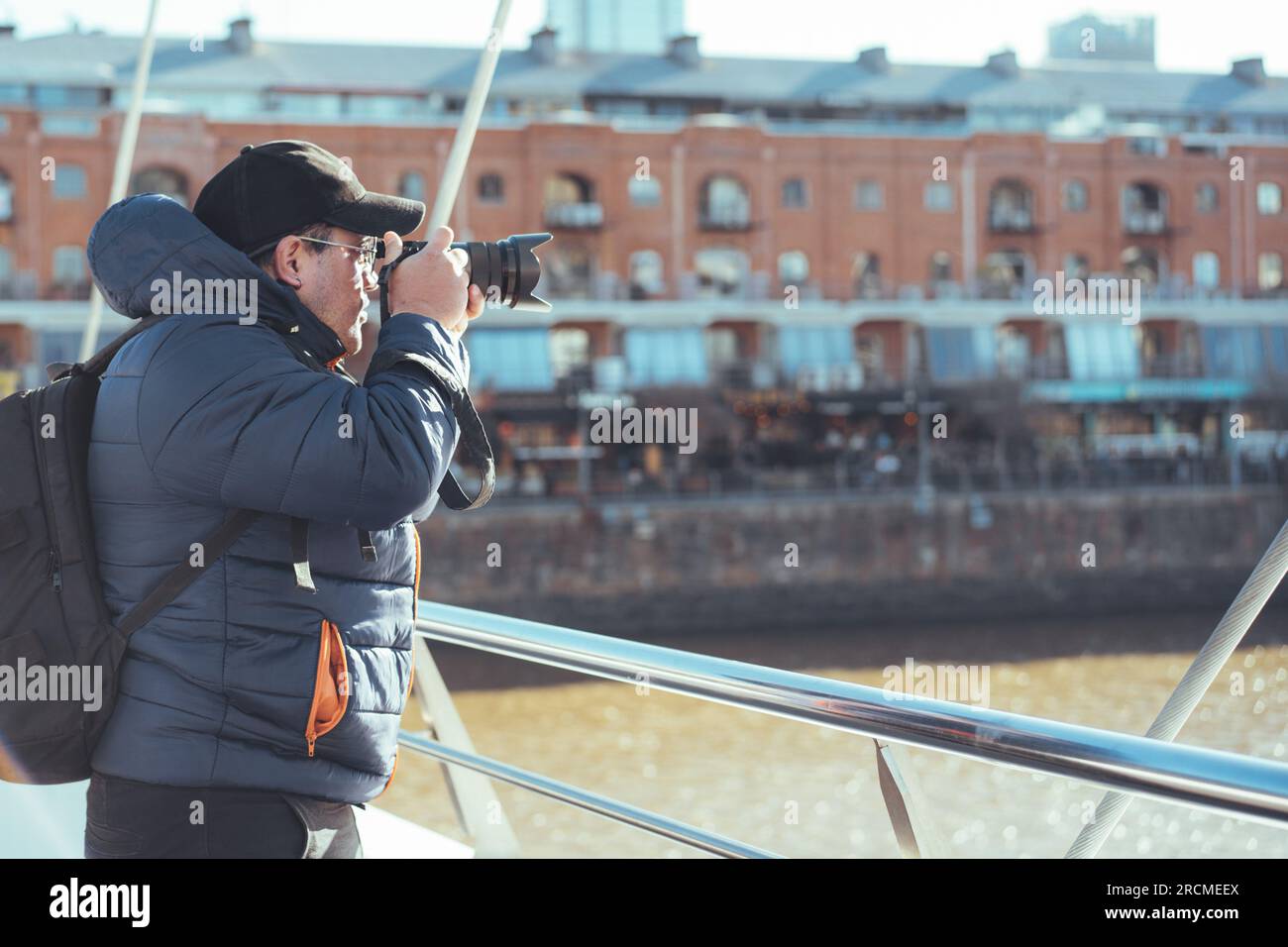 Fotografo viaggiatore che scatta foto al canale di Puerto Madero a Buenos Aires, Argentina. Copia spazio Foto Stock