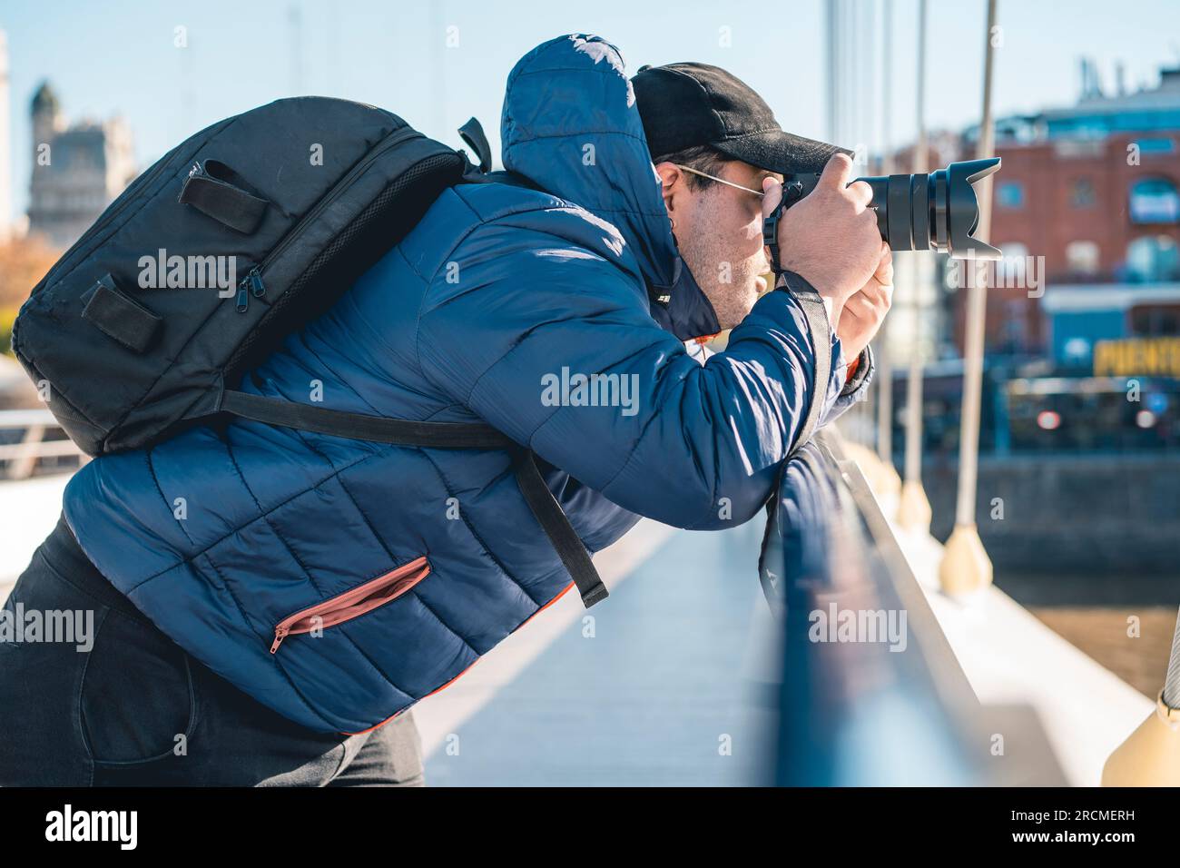 Fotografo viaggiatore che scatta foto a Puerto Madero, Buenos Aires Foto Stock