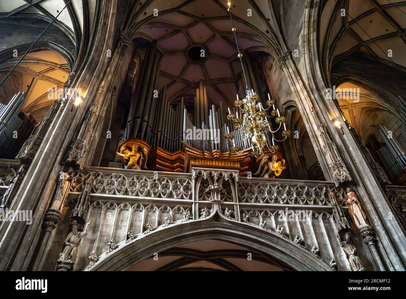 Vienna, AT - 9 giugno 2023 Vista orizzontale degli organi a canne di St Cattedrale di Stefano situata a Stephansplatz. Una Chiesa madre cattolica. Foto Stock