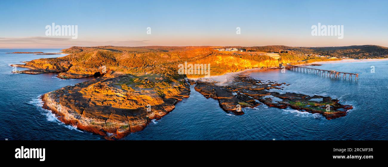 Catherine Hill Bay, accampamento centrale su rocce di arenaria di un promontorio presso il molo storico sulla costa pacifica dell'Australia. Foto Stock