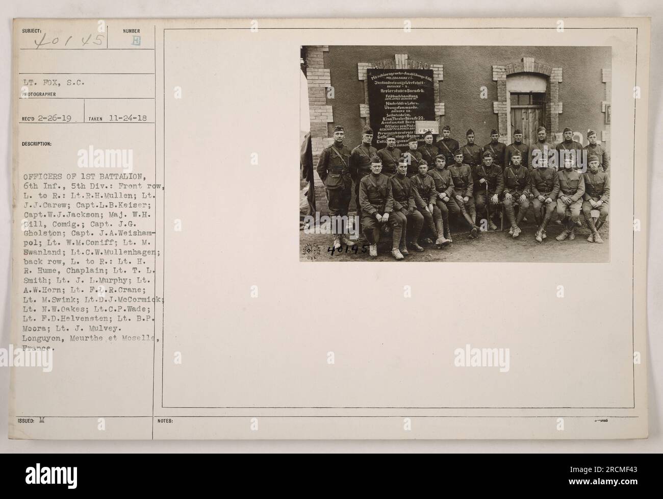 Foto di gruppo degli ufficiali del 1st Battalion, 6th Infantry, 5th Division. Prima fila, da sinistra a destra: Tenente DX Mullen, tenente J.J. Carew, capitano L.B. Keiser, capitano W.J. Jackson, maggiore W.H. Gill (Comandante), Capt. J.G. Gholeton, capitano J.A.Weisham-pohl, tenente W.M. Coniff, tenente M. Swanland, tenente C.W. Mullenhagen. Fila posteriore, da sinistra a destra: Tenente H.R. Hume (cappellano), tenente T.L. Smith, tenente J.L. Murphy, tenente A.W. Avvisatore acustico, tenente F.L.R. Crane, tenente M. Swink, tenente D.J. McCormick, tenente N.W. Oakes, tenente C.P. Wade, tenente P.D. Helvensten, tenente B.P. Moora, tenente J. Mulvey. Ubicazione - Longuyen, Meurthe et Moselle, Francia. Foto scattata il Foto Stock