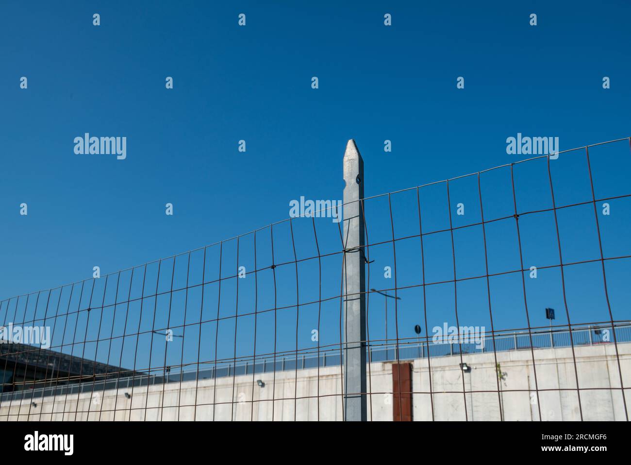 bordo con rete metallica. Pali galvanizzati, recinzione anonima. bordi con recinzioni. area protetta . Foto Stock