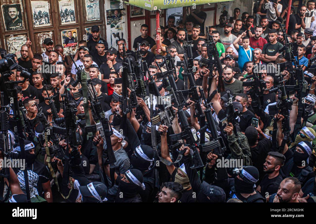 Nablus, Palestina. 15 luglio 2023. Uomini armati palestinesi delle Brigate dei Martiri di al-Aqsa sembrano portare le loro armi durante una parata militare nel campo profughi di Balata, a est di Nablus, nella Cisgiordania settentrionale. Un portavoce delle Brigate dei Martiri di al-Aqsa ha affermato durante la sfilata che "i nostri battaglioni continueranno la lotta fino alla liberazione della Palestina”. Credito: SOPA Images Limited/Alamy Live News Foto Stock