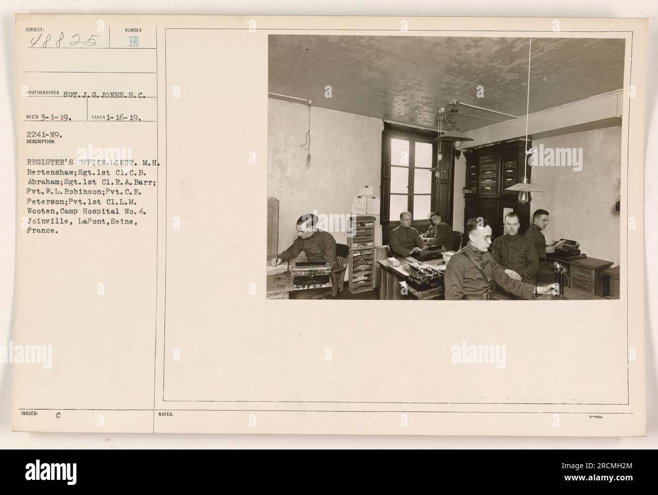 Questa immagine mostra l'ufficio del registro al Camp Hospital n. 4 a Joinville, LaPont, Senna, Francia durante la prima guerra mondiale. Gli individui nella foto includono il tenente M.H. Bertenshaw, sergente di prima classe C.B. Abraham, sergente di prima classe R.A.. Barr, soldato W.L. Robinson, privato C.E. Peterson, e il soldato L.M. Wooten. La foto è stata scattata il 16 gennaio 1919 dal fotografo Sot.J.G. Jones.S.C. Foto Stock