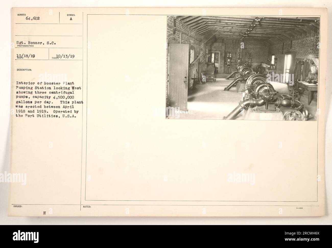 L'immagine mostra l'interno della stazione di pompaggio Booster Plant, guardando verso ovest. È dotato di tre pompe centrifughe con una capacità di 4.500.000 galloni al giorno. L'impianto è stato costruito tra aprile 1918 e 1919 ed è stato gestito dalla Port Utilities, U.S.A. La foto è stata scattata dal sergente Bonner il 18 dicembre 1919. Foto Stock