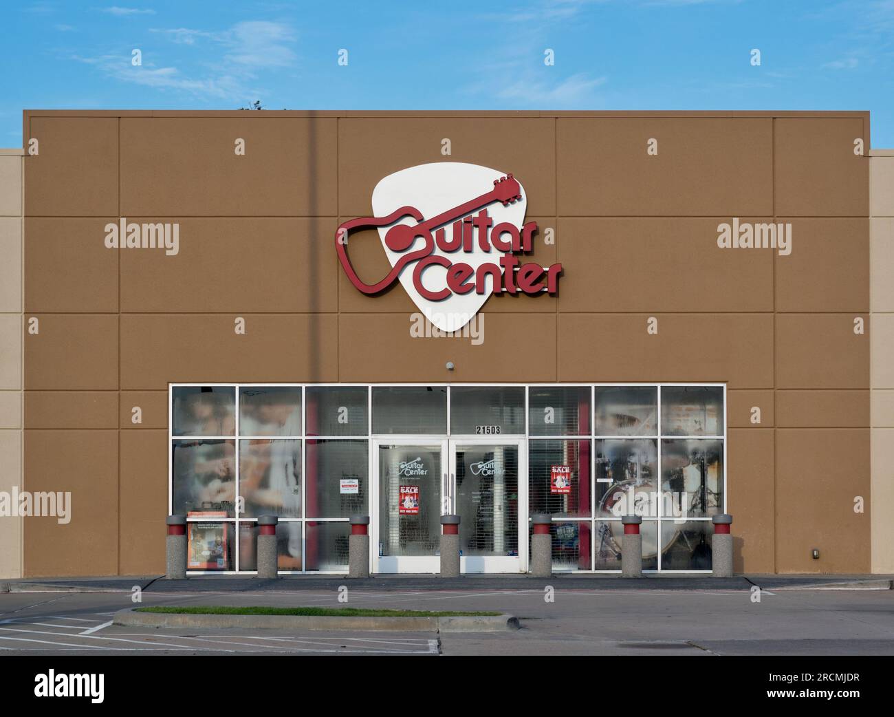 Houston, Texas USA 07-04-2023: Negozio esterno del Guitar Center a Houston, Texas. Vista frontale della catena di negozi di attrezzature musicali. Foto Stock