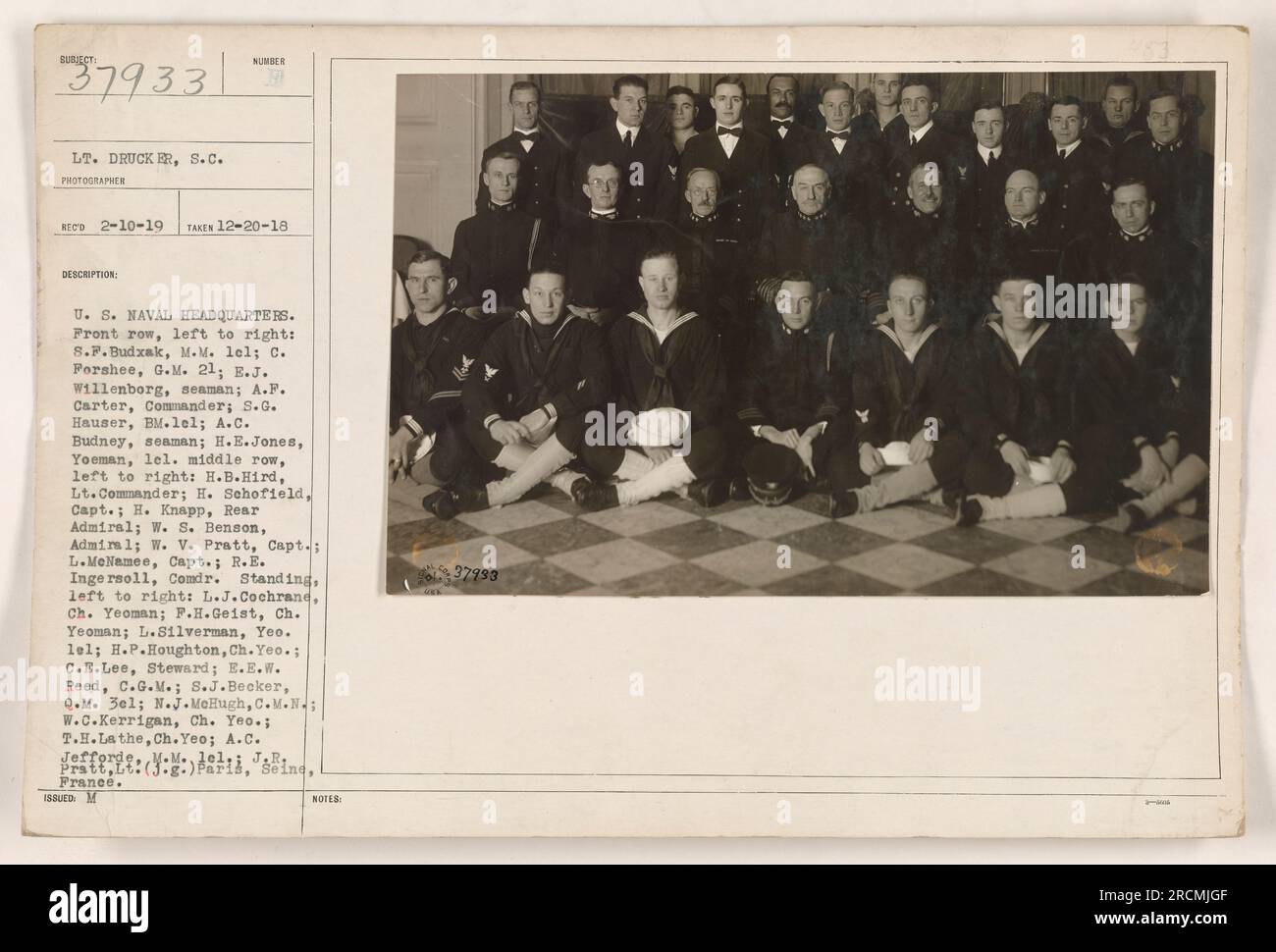 Foto di gruppo del personale militare degli Stati Uniti Quartier generale della Marina durante la prima guerra mondiale Fila anteriore (da sinistra a destra): S.P. Budxak, M.M. lel; C. Forshee, G.M. 21; E.J. Willenborg, marinaio; A.F. Carter, Comandante; S.G. Hauser, BM.lel; c.a. Budney, marinaio; H.E. Jones, Yoeman, lel. Fila centrale (da sinistra a destra): H.B. Hird, tenente comandante; H. Schofield, capitano; H. Knapp, Contrammiraglio; W.S. Benson, Ammiraglio; W.V. Pratt, Capt.; L. McNamee, Capt.; R.E. Ingersoll, Comdr. In piedi (da sinistra a destra): L.J. Cochrane, CH. Yeoman; F.H. Geist, CH. Yeoman; L. Silverman, Yeo.lel; H.P. Houghton, CH. Yeo.; C.E. Lee, Steward. Foto Stock