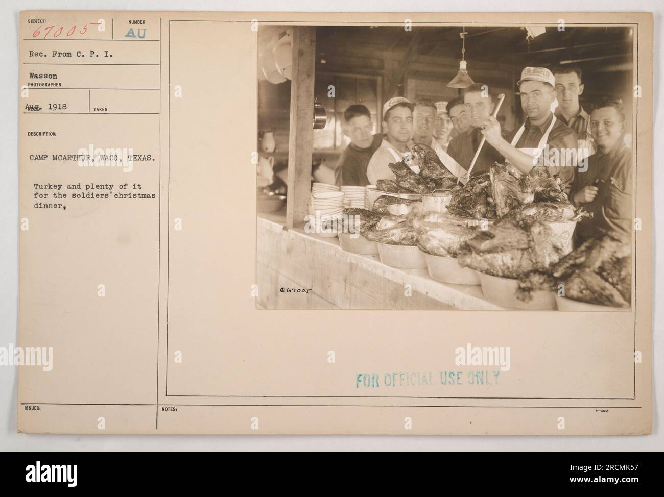 I soldati a Camp MacArthur a Waco, Texas, potranno gustare una ricca cena di Natale composta in gran parte da tacchino. La foto, scattata nel 1918 dal fotografo C.P.I. Wasson, cattura l'atmosfera festosa e l'abbondanza di cibo fornito ai soldati durante la prima guerra mondiale Questa immagine è stata ufficialmente usata per i documenti storici. Foto Stock