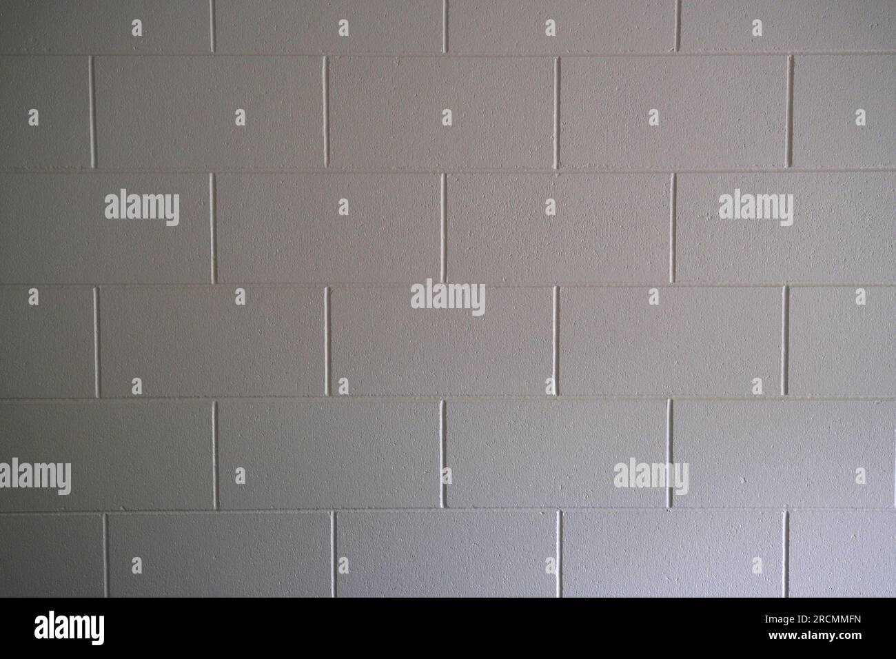 Un muro di mattoni dipinto di bianco - texture e sfondi Foto Stock