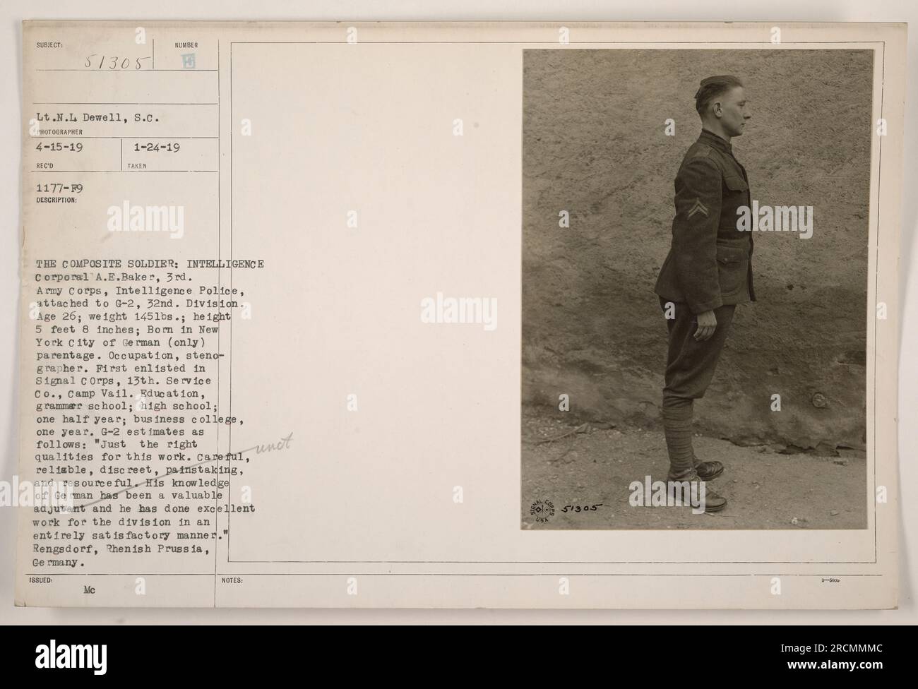 Didascalia: "Caporale A.E.. Baker, un membro della polizia di intelligence, assegnato al G-2 nella 32nd Division del 3rd Army Corps durante la prima guerra mondiale All'età di 26 anni, con un peso di 145 libbre e un'altezza di 5 piedi 8 pollici, Baker nacque a New York da genitori tedeschi. Aveva precedentemente arruolato nel Signal Corps e aveva un solido background educativo. Noto per la sua affidabilità, attenzione e intraprendenza, la sua conoscenza del tedesco si dimostrò preziosa nel suo ruolo. Fotografo: Tenente N.L Dewell, S.C. Data: 4-15-19. Riferimento: RECO 51305 1177-F9." Foto Stock