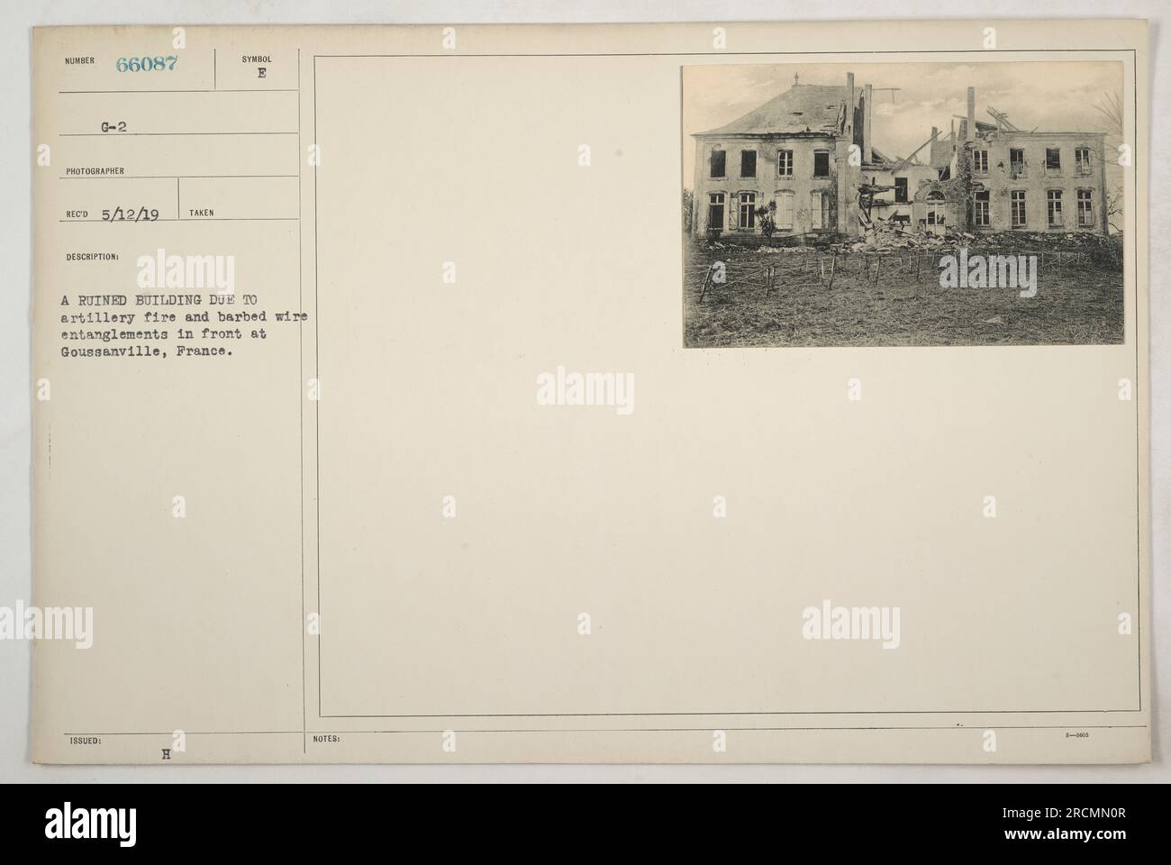 Edificio distrutto dal fuoco dell'artiglieria e circondato da intrecci di filo spinato a Goussanville, in Francia. (Fonte: "Photographs of American Military Activities during World War One") Foto Stock