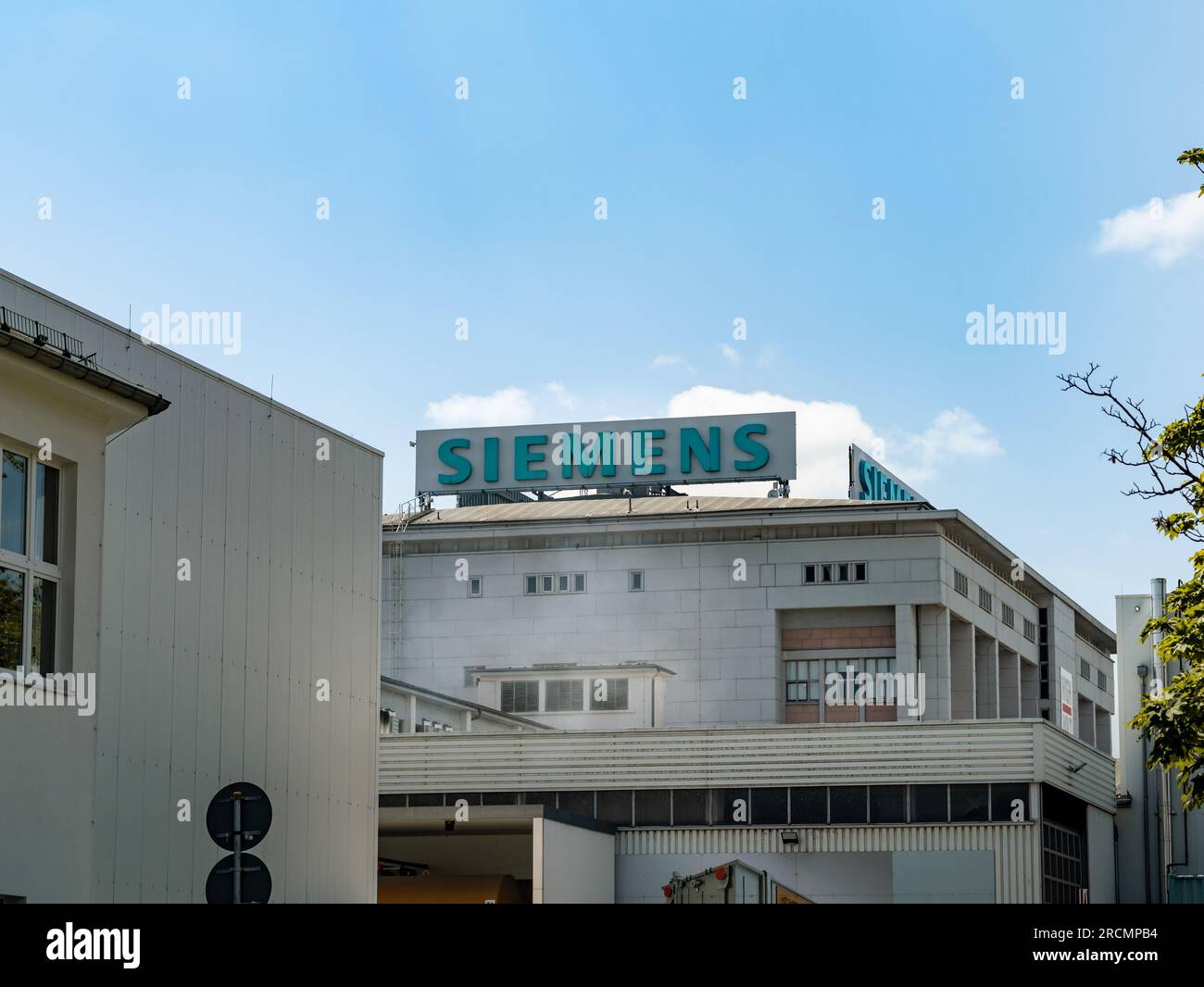 Logo Siemens sulla parte superiore dell'edificio. Conglomerato tedesco e grande attore nel settore tecnologico. Importante datore di lavoro in Sassonia. Foto Stock