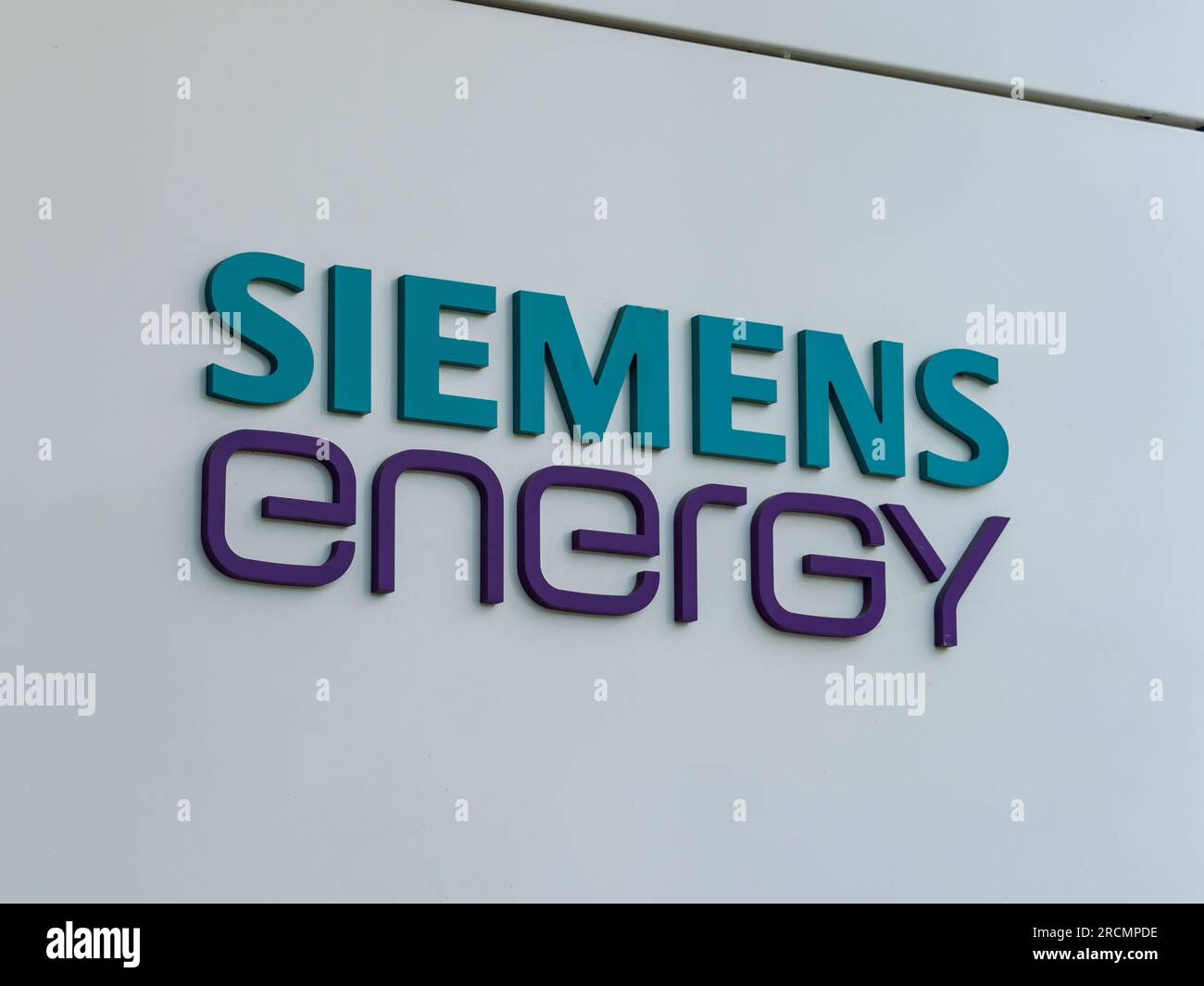 Primo piano del logo Siemens Energy. Azienda tecnologica e ingegneristica che è un grande datore di lavoro nel settore. Simbolo sulla facciata dell'edificio. Foto Stock