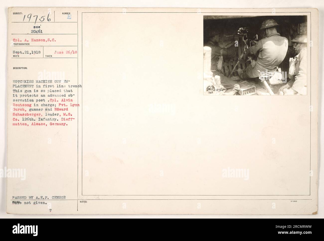 Questa fotografia mostra una mitragliatrice Hotchkiss posizionata in una trincea di prima linea, scattata il 21 settembre 1918. La pistola è posizionata per proteggere un posto di osservazione avanzato. Era presidiata dal comandante Alvin Routsong, con Pvt. Lonn Durch come cannoniere e Edward Schaseberger come leader della M.G. Co. 126th Infantry. La posizione è Dieffmatton, Alsazia, Germania. Questa immagine è stata approvata dalla censura A.E.F. e le sue note sono designate come 19756. Foto Stock