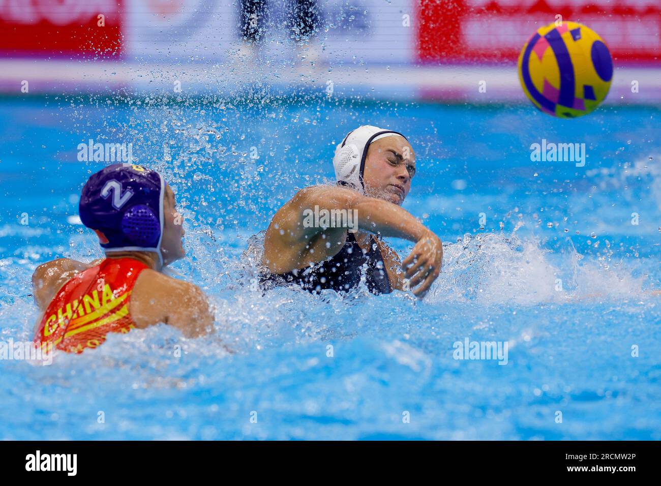 Fukuoka, Giappone. 16 luglio 2023. FUKUOKA, GIAPPONE - 16 LUGLIO: Siya Yan della Cina, Jewel Roemer of USA durante il World Aquatics Championships 2023 Women Match USA contro Cina il 16 luglio 2023 a Fukuoka, Giappone (foto di Albert Ten Hove/Orange Pictures) credito: Orange Pics BV/Alamy Live News Foto Stock