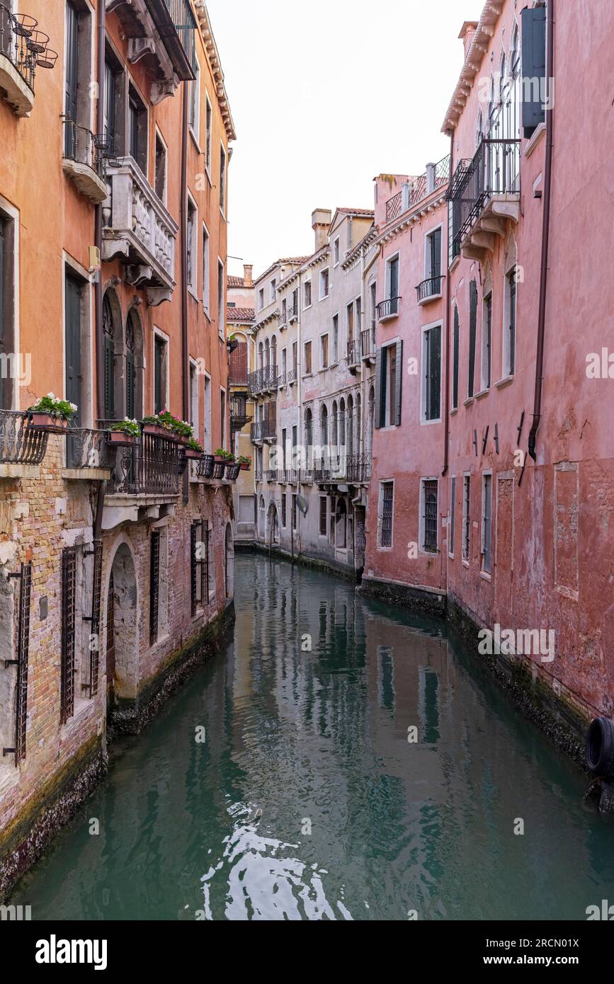 Stretto canale a Venezia, Italia. Foto Stock