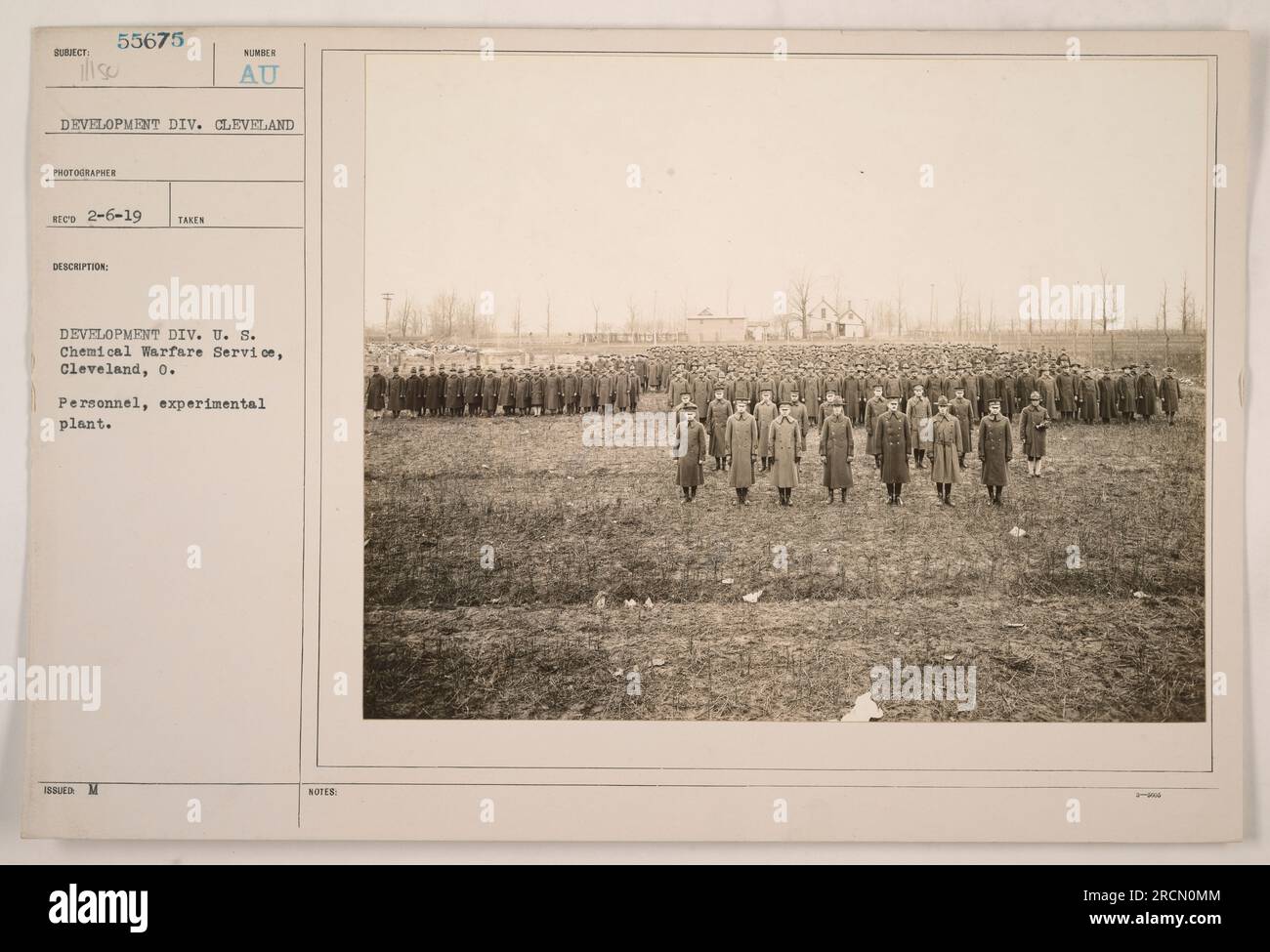 Membri della Development Division degli Stati Uniti Chemical Warfare Service a Cleveland, Ohio, sono visti in un impianto sperimentale. La foto è stata scattata il 6 febbraio 1919 dal fotografo 55675 della Development Division. Foto Stock