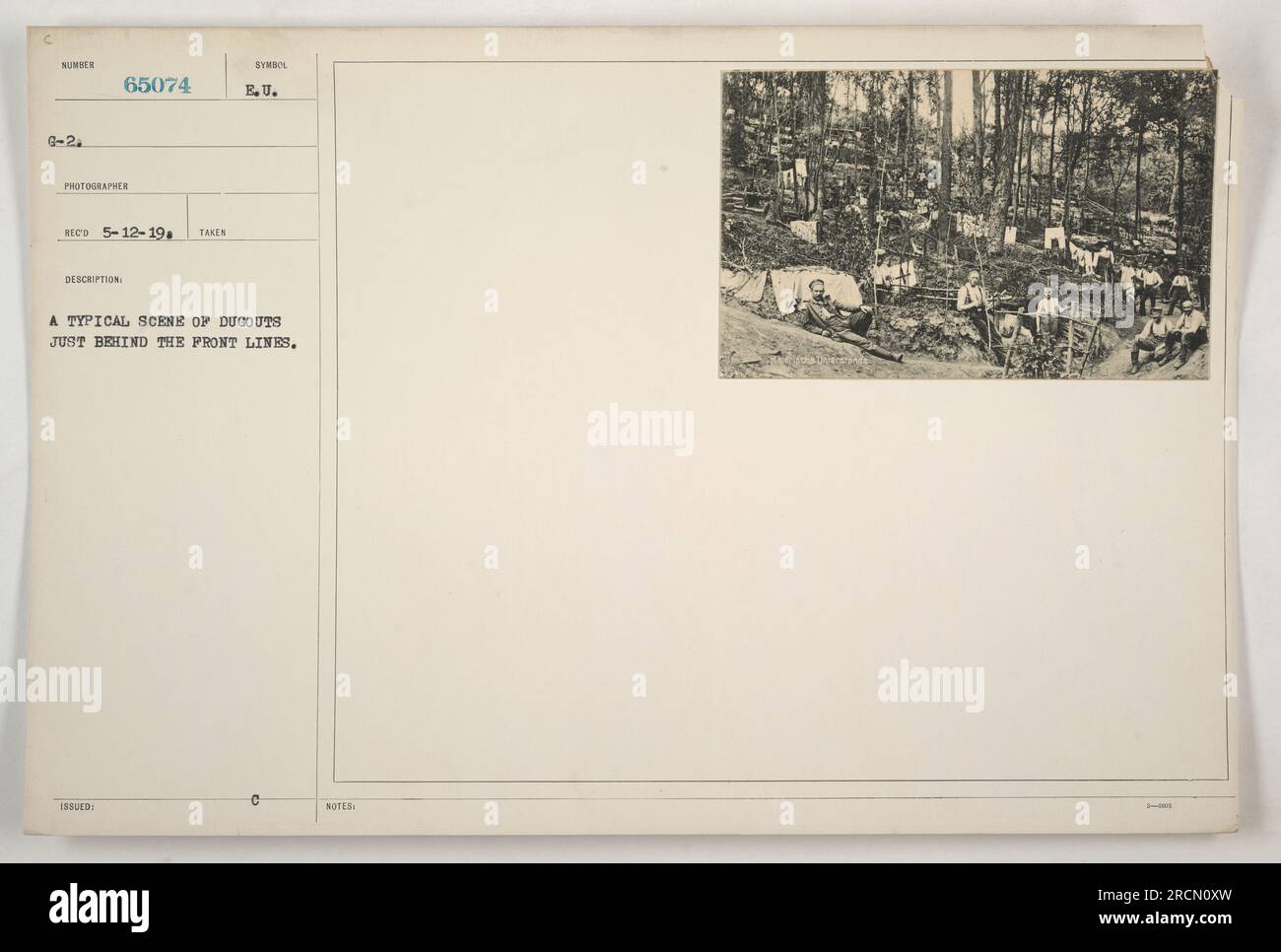 I dugouts possono essere visti in questa immagine, situata proprio dietro le prime linee delle attività militari durante la prima guerra mondiale La foto è stata scattata dal fotografo Sumber G-2₂, 65074, il 12 maggio 1919. La descrizione menziona la presenza di simboli 189LED e comprende la nota "E.U." Foto Stock