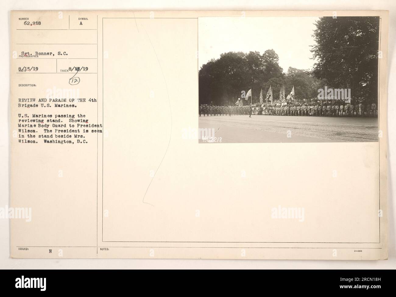 STATI UNITI I Marines della 4th Brigade partecipano ad una revisione e parata a Washington, D.C. I Marines possono essere visti passare davanti al banco di revisione, che include il presidente Wilson e la signora Wilson. Viene mostrata una Guardia del corpo dei Marines che protegge il Presidente. La foto è stata scattata il 15 agosto 1919 dal sergente Bonner. Foto Stock