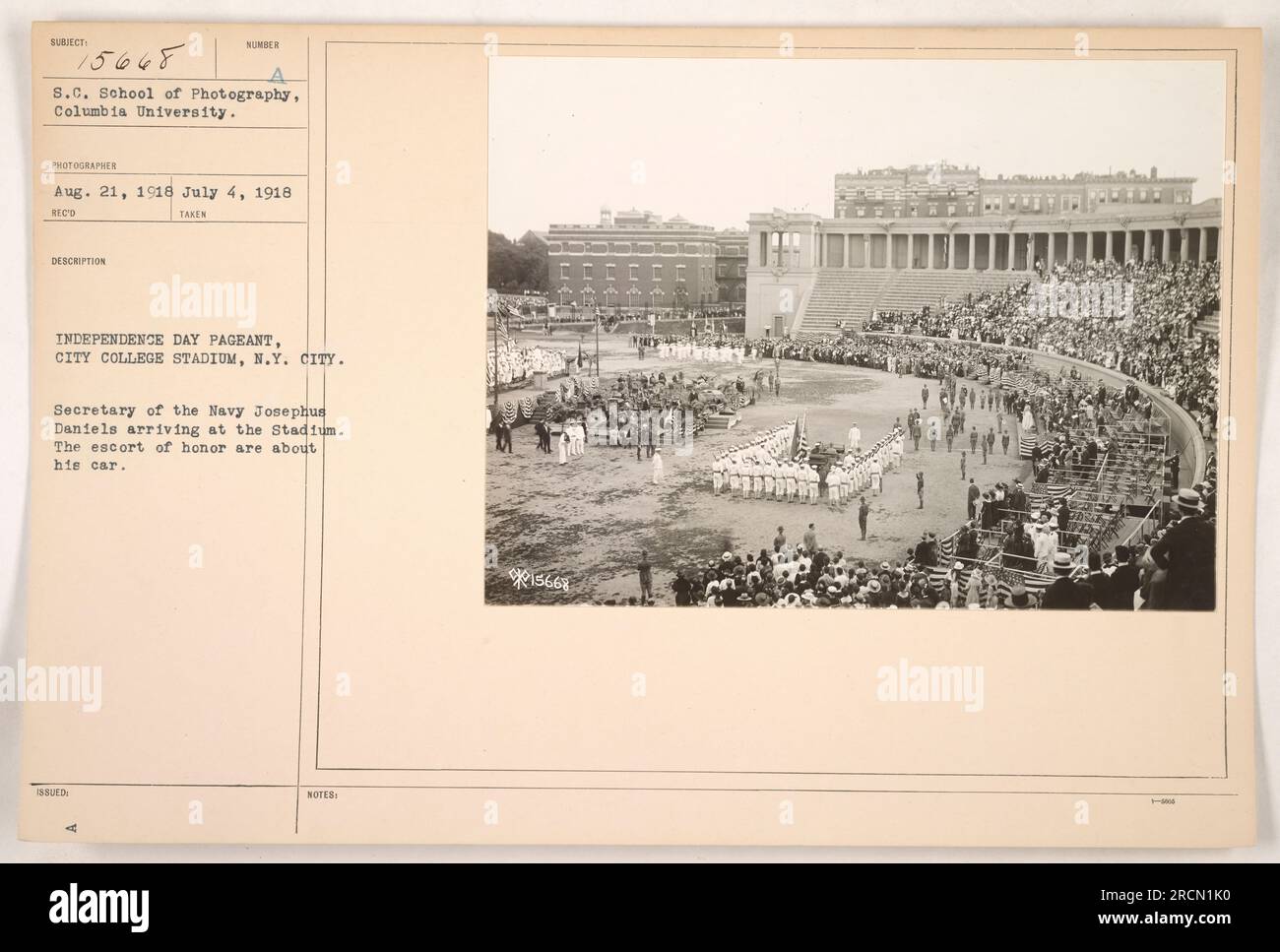 Il Segretario della Marina Josephus Daniels arriva in uno stadio di New York per un concorso del giorno dell'indipendenza. L'immagine mostra Daniels scortato da un gruppo di persone che circondano la sua auto. Questa foto è stata scattata da un fotografo della S.C. Scuola di Fotografia alla Columbia University. Il numero di riferimento dell'immagine è 111-SC-15668. Foto Stock