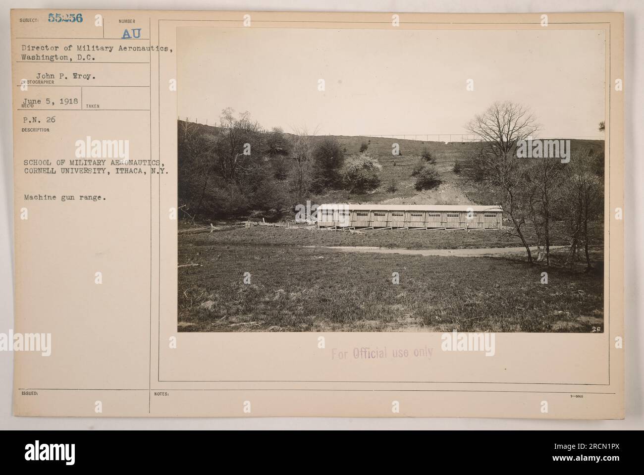 Soldati che esercitano le loro abilità di tiro al tiro presso il campo di tiro delle mitragliatrici della P.N. 26 School of Military Aeronautics, Cornell University di Ithaca, New York durante la prima guerra mondiale. La foto è stata scattata il 5 giugno 1918 da John P. Proy, direttore dell'Aeronautica militare a Washington, D.C. Foto Stock