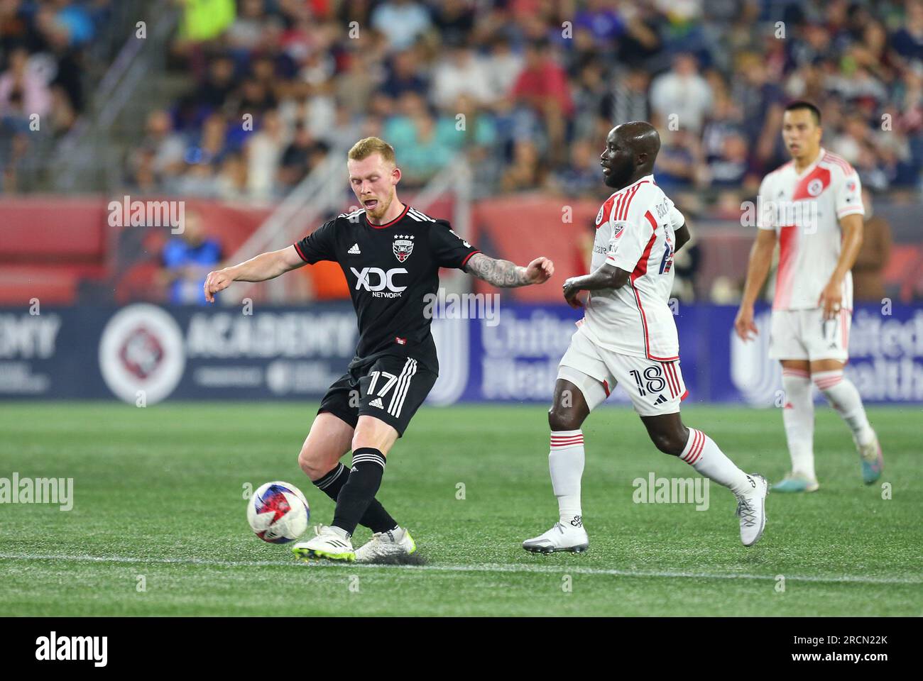 Foxborough, Massachusetts, USA. 15 luglio 2023; Foxborough, ma, Stati Uniti; D.C. Il centrocampista Lewis o'Brien (17) e il centrocampista della New England Revolution Ema Boateng (18) in azione durante la partita MLS tra D.C. La Rivoluzione Unita e del New England. Anthony Nesmith/CSM Credit: Cal Sport Media/Alamy Live News Foto Stock