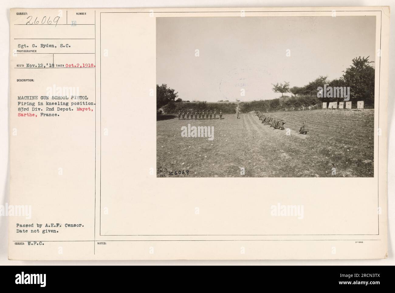 Il sergente G. Ryden del Signal Corps sparò una pistola in posizione inginocchiata durante una scuola di mitragliatrici al 2nd Depot della 83rd Division a Mayet, Sarthe, Francia. La foto è stata scattata il 2 ottobre 1918 da un fotografo non identificato. È etichettato come soggetto 26069 ed è stato approvato dalla A.E.F. censor. La data esatta di emissione e le note integrative non sono fornite. Foto Stock