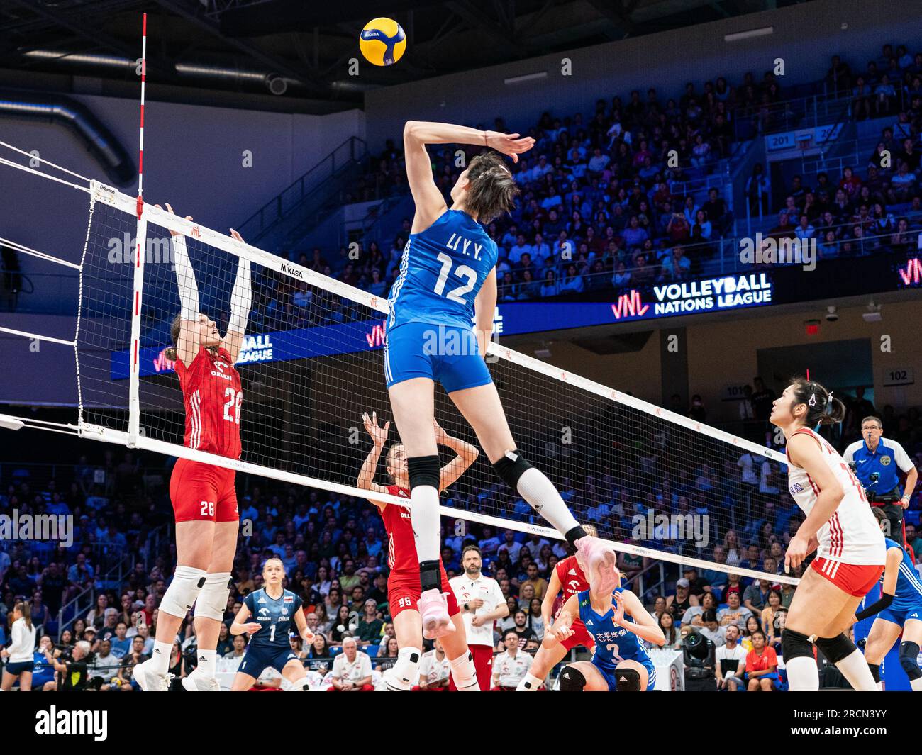 Arlington, USA. 15 luglio 2023. La cinese li Yingying (top) punta durante la semifinale tra Cina e Polonia alla Women's Volleyball Nations League di Arlington, negli Stati Uniti, il 15 luglio 2023. Crediti: Chen Chen/Xinhua/Alamy Live News Foto Stock