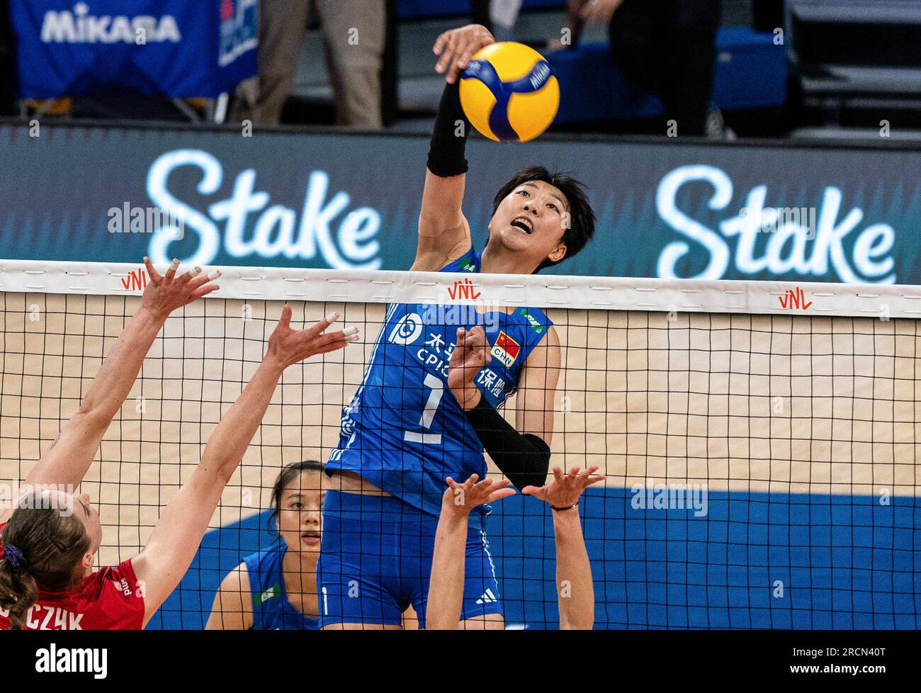 Arlington, USA. 15 luglio 2023. La cinese Yuan Xinyue (top) punta durante la semifinale tra Cina e Polonia alla Women's Volleyball Nations League di Arlington, negli Stati Uniti, il 15 luglio 2023. Crediti: Chen Chen/Xinhua/Alamy Live News Foto Stock