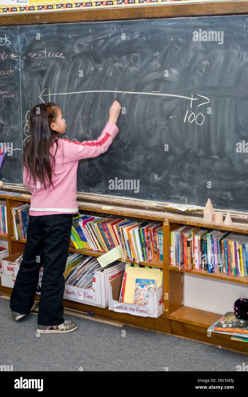 St.Paul, Minnesota. Community School of Excellence. Scuola di noleggio per gli Hmong. quinta elementare. Frazioni e decimali. Uno studente Hmong che si divide Foto Stock