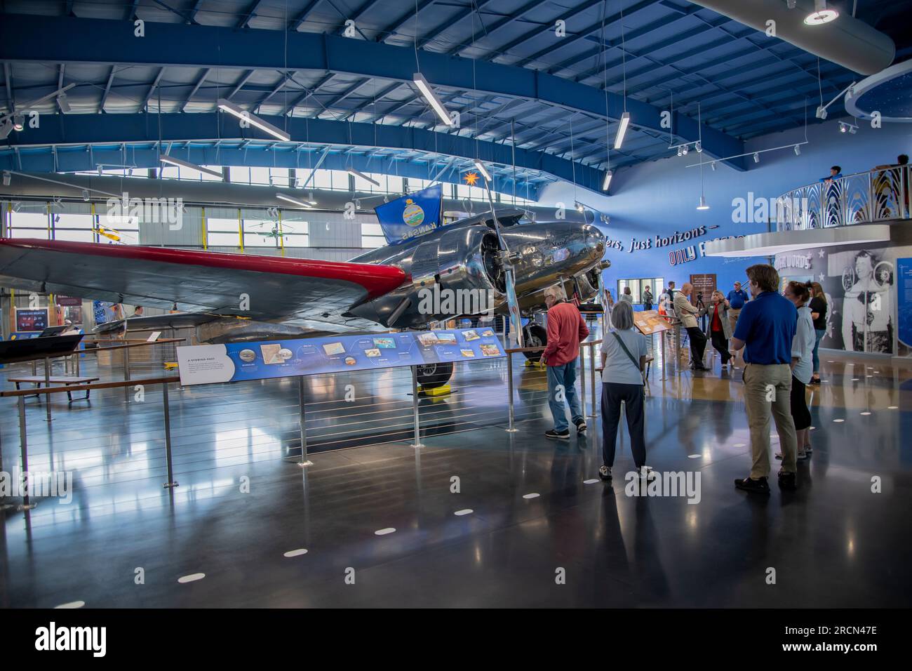 Atchison, Kansas. Gli abitanti del museo Amelia Earhart hangar danno un'occhiata all'aereo Lockheed Electra 10-e chiamato Muriel, l'ultimo al mondo in cui si tratta di un Foto Stock