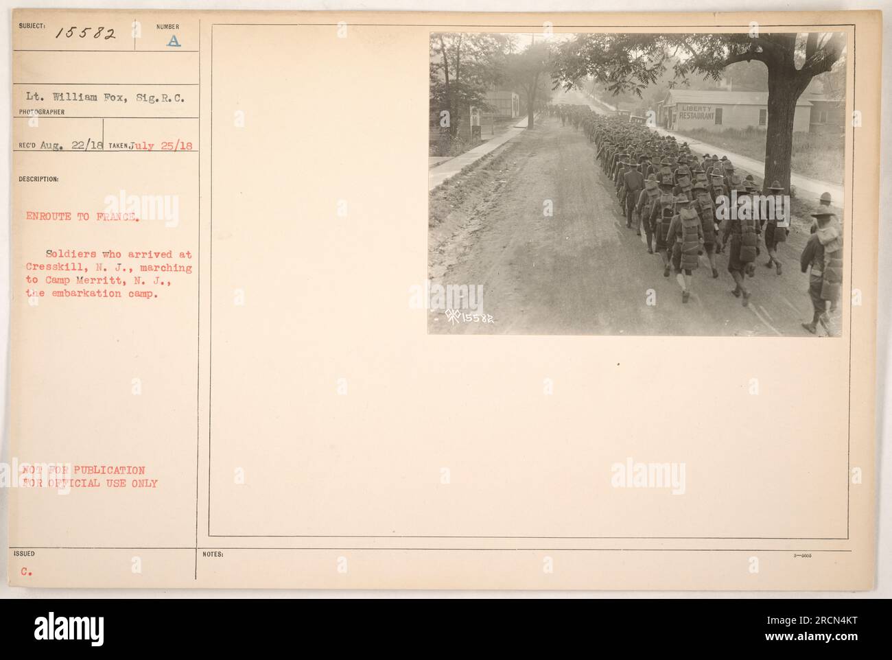 Didascalia: 'Soldiers from Cresskill, N.J. Marching to Camp Merritt, N.J., il campo di imbarco durante la prima guerra mondiale Questa foto, scattata il 25 luglio 1918, mostra il tenente William Fox del Signal Corps, che era responsabile della cattura dell'immagine. I soldati nella foto erano in viaggio verso la Francia per il servizio attivo." Foto Stock