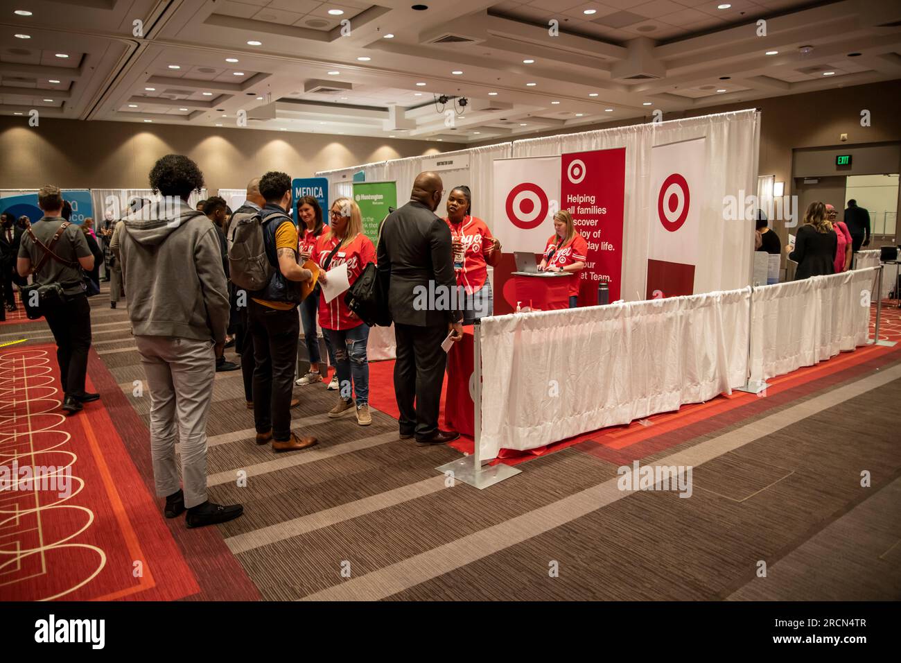 Minneapolis, Minnesota. People of Color Career Fair. Un evento di networking e assunzione per professionisti del colore. Persone che chiedono informazioni sulle opportunità di carriera Foto Stock
