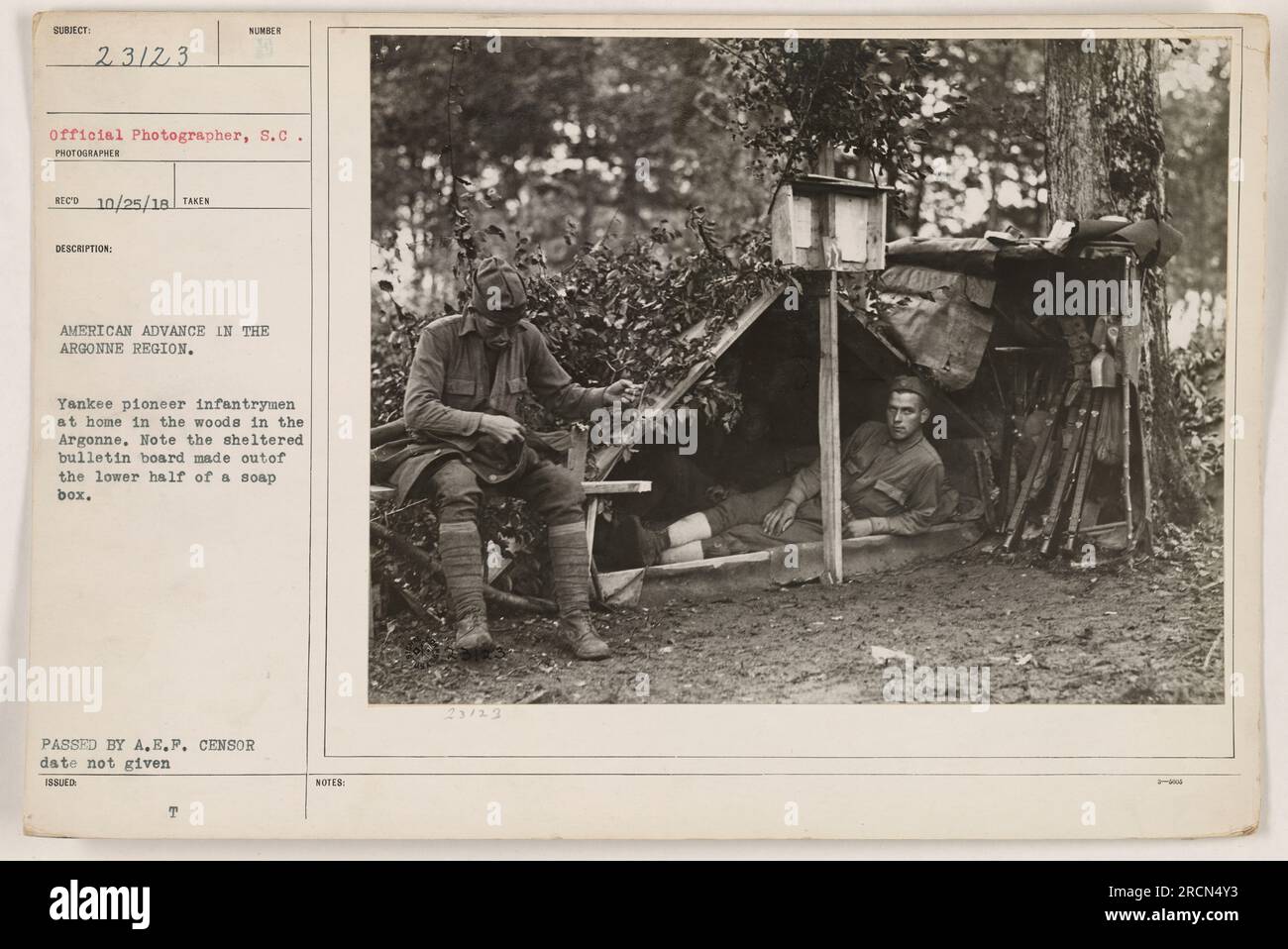 I fanti dell'esercito americano si accamparono nella regione di Argonne durante la prima guerra mondiale Hanno costruito una bacheca protetta utilizzando la metà inferiore di una scatola di sapone. La foto è stata scattata dal fotografo ufficiale e passata dalla censura A.E.P. La data dell'immagine non è fornita. Foto Stock